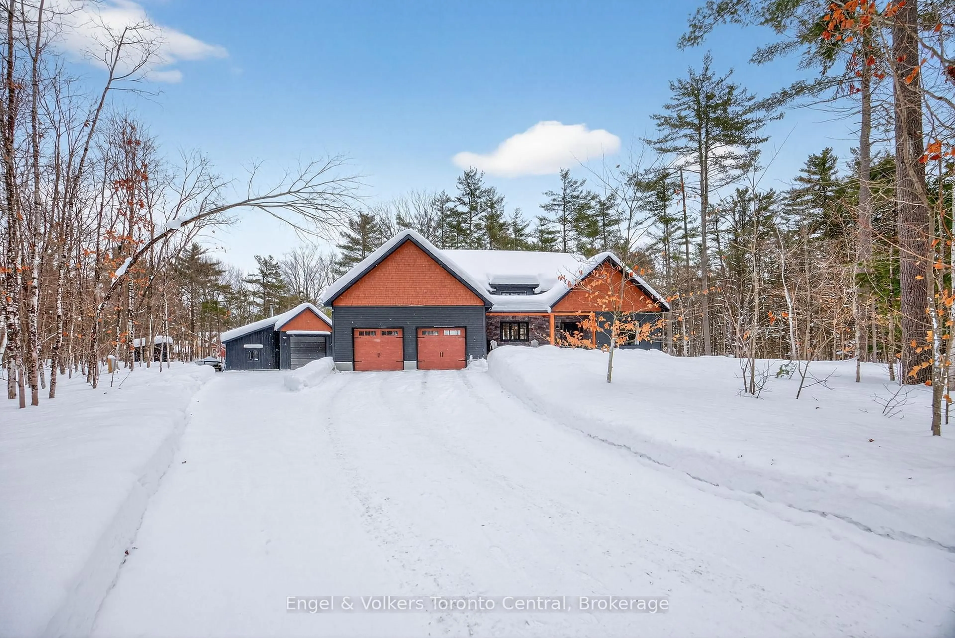 A pic from outside/outdoor area/front of a property/back of a property/a pic from drone, unknown for 1107 Xavier St, Gravenhurst Ontario P0E 1G0