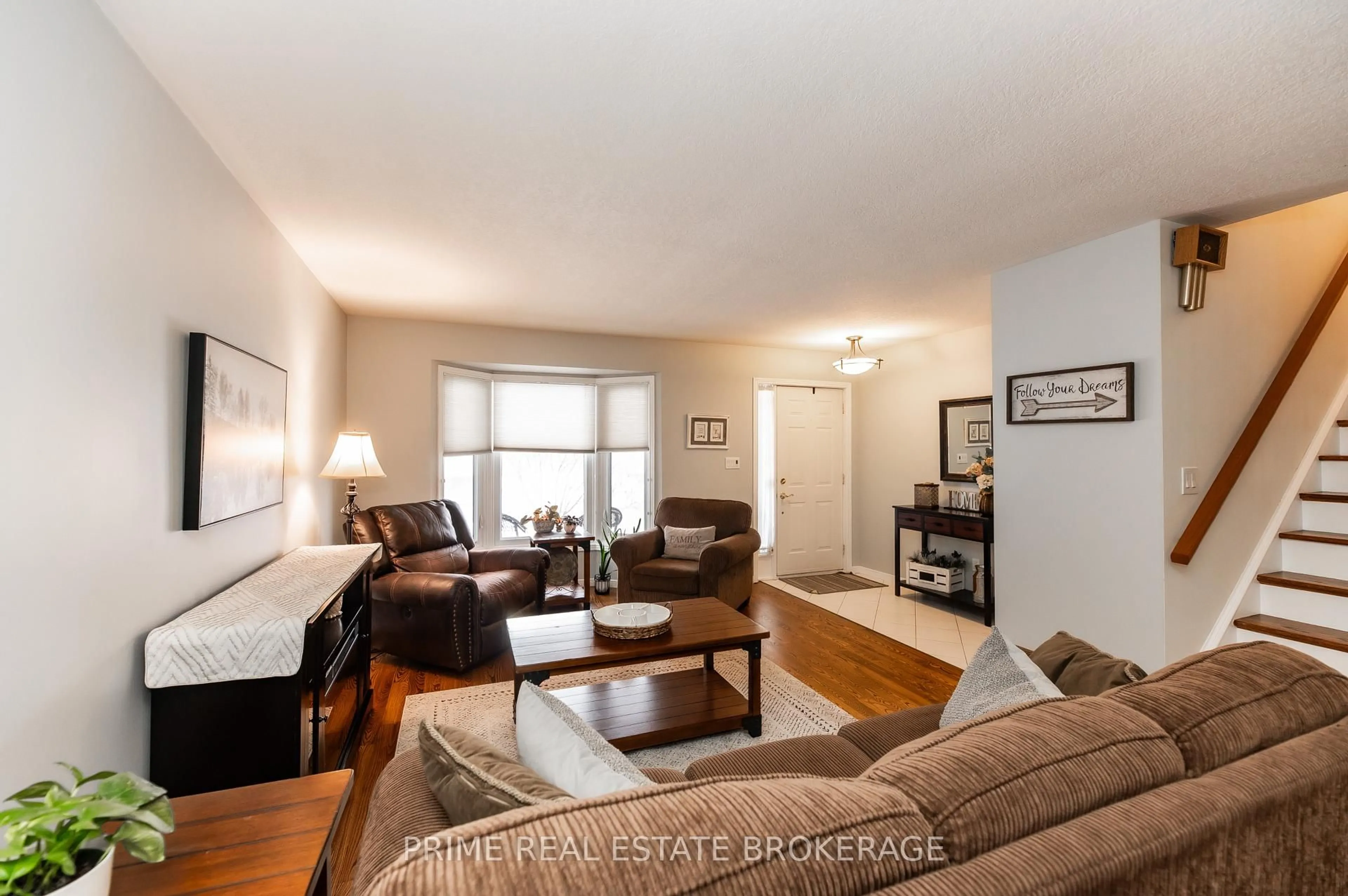 Living room with furniture, wood/laminate floor for 16 Timberlane Cres, Central Elgin Ontario N5P 4G9