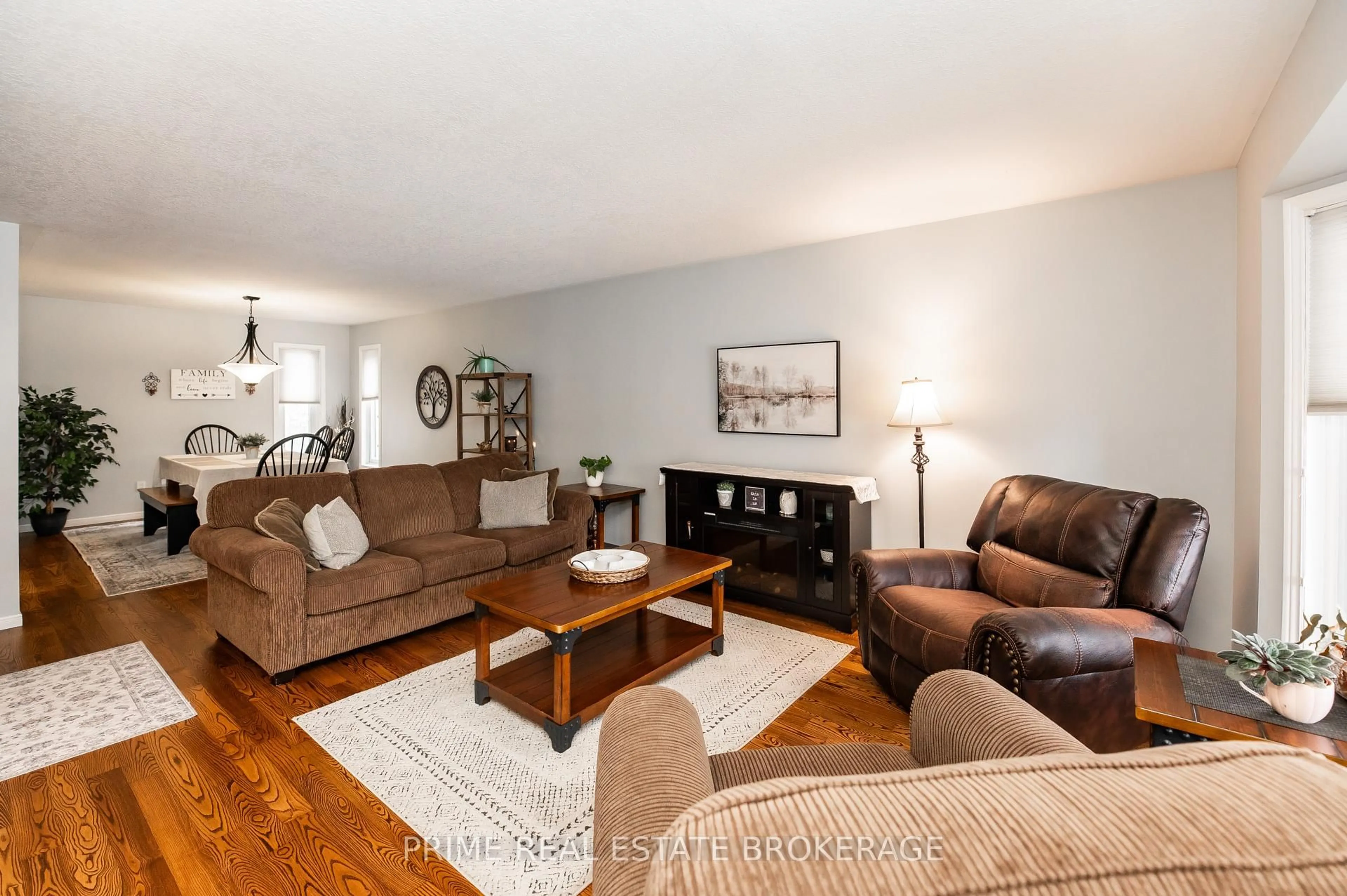 Living room with furniture, wood/laminate floor for 16 Timberlane Cres, Central Elgin Ontario N5P 4G9