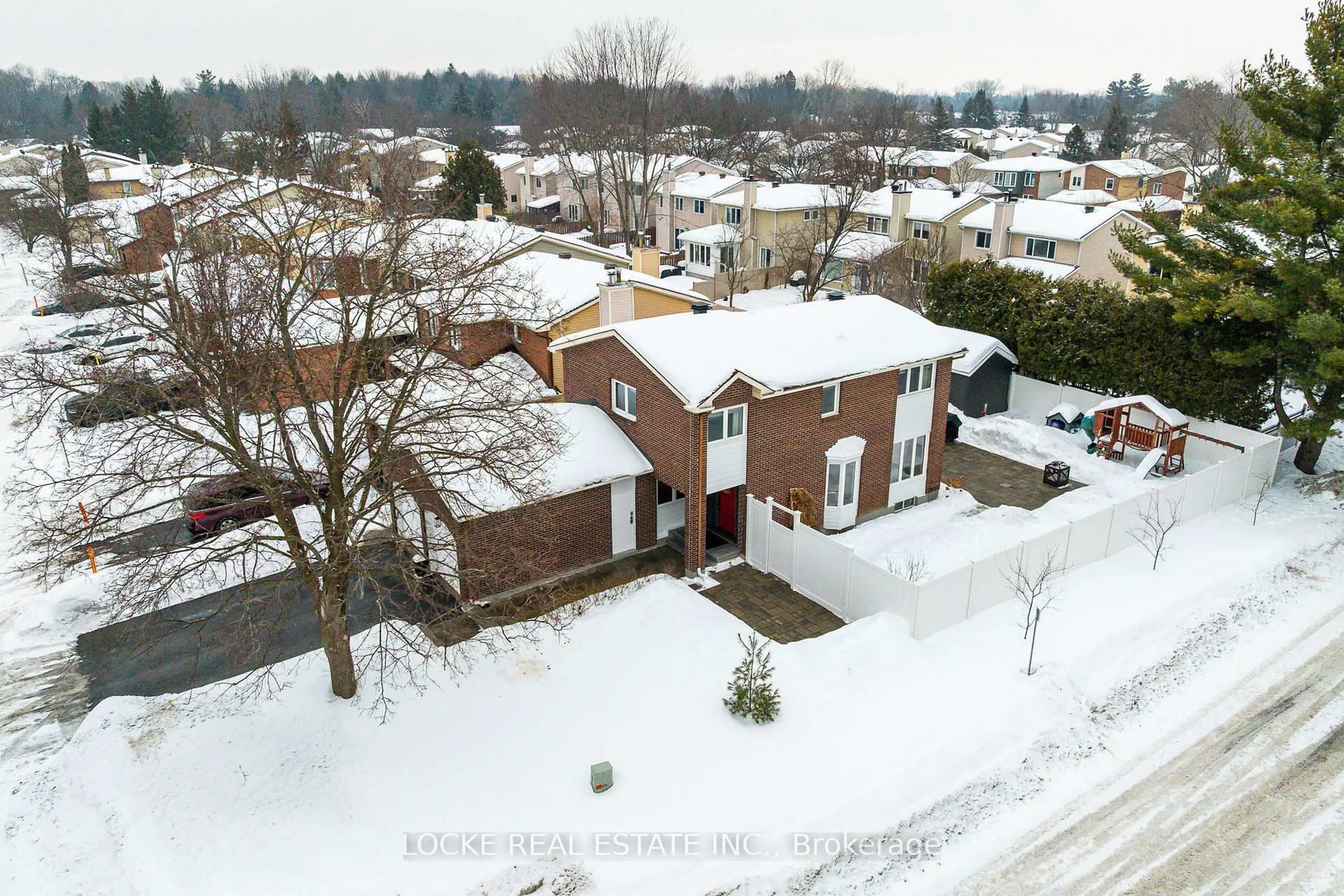A pic from outside/outdoor area/front of a property/back of a property/a pic from drone, street for 6066 Ridgelea Pl, Orleans Ontario K1C 5P8