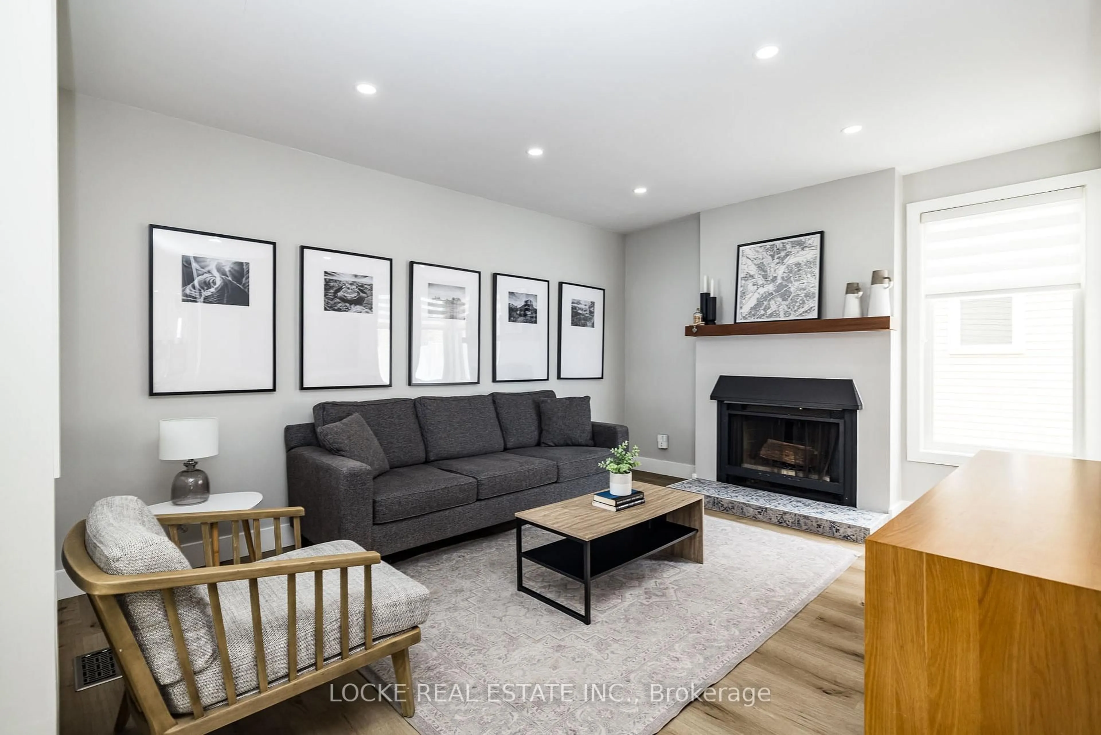 Living room with furniture, wood/laminate floor for 6066 Ridgelea Pl, Orleans Ontario K1C 5P8