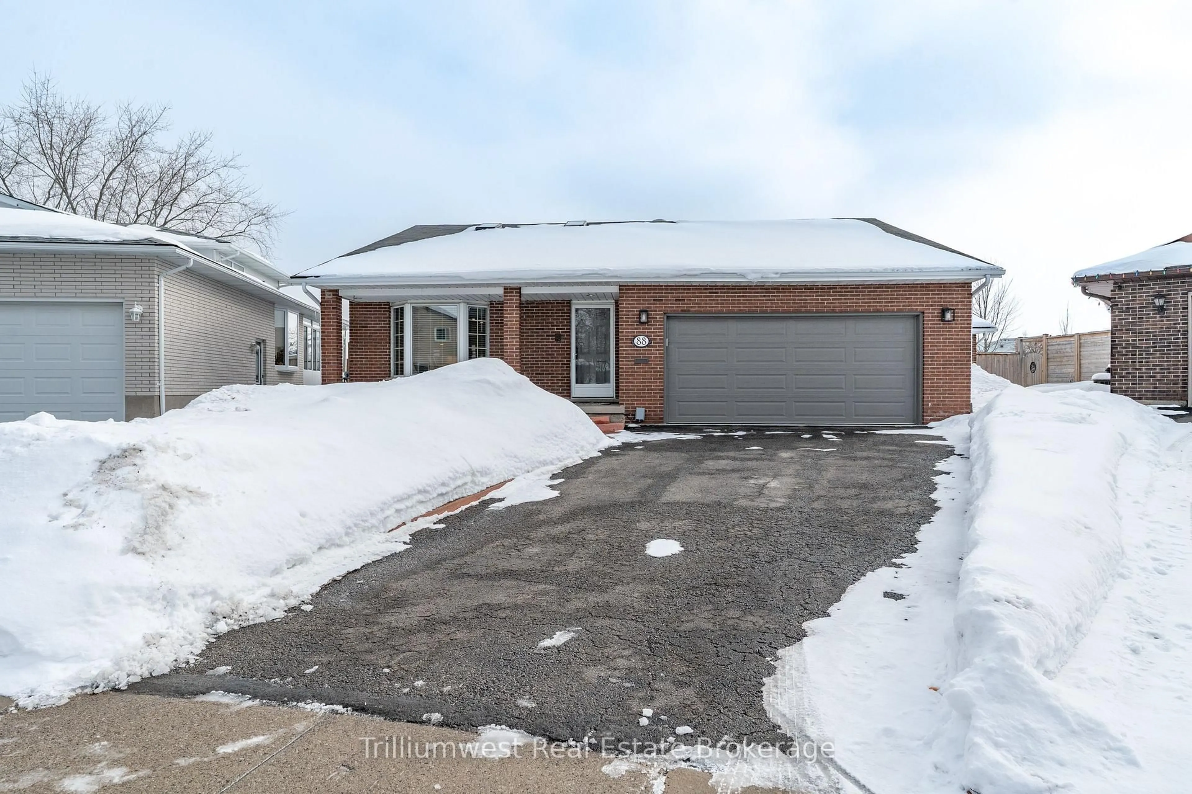 Home with brick exterior material, street for 88 Old Forest Cres, Kitchener Ontario N2N 2A3