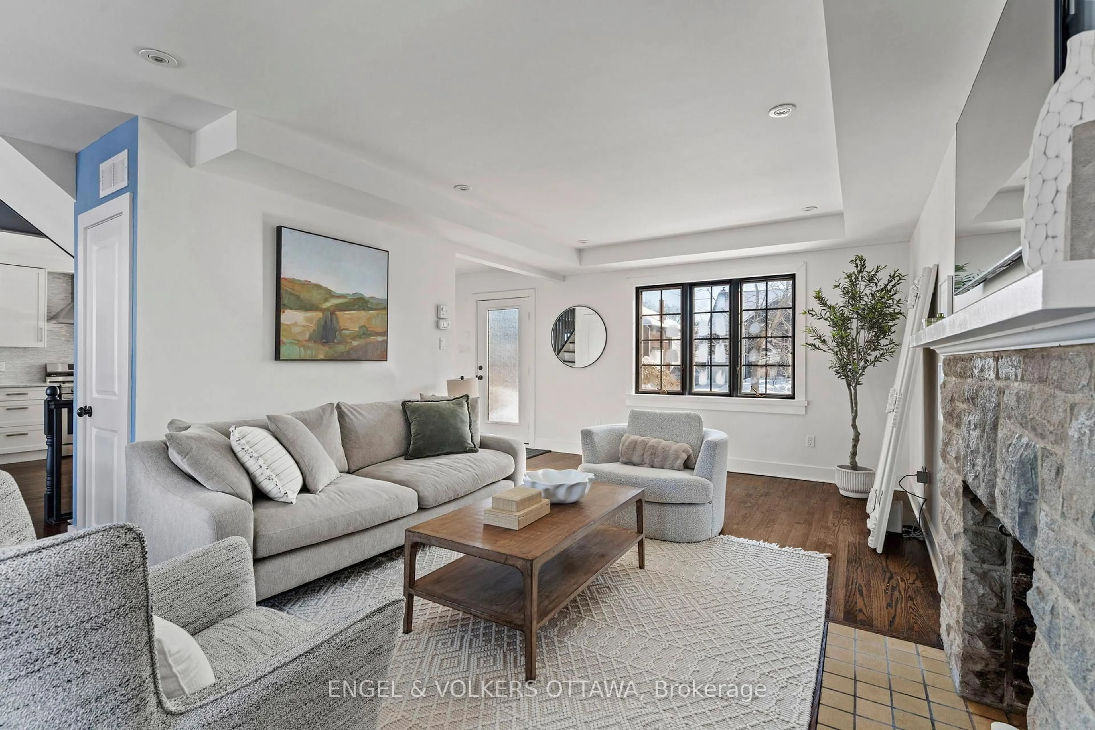 Living room with furniture, unknown for 293 Sherwood Dr, Ottawa Ontario K1Y 3W5