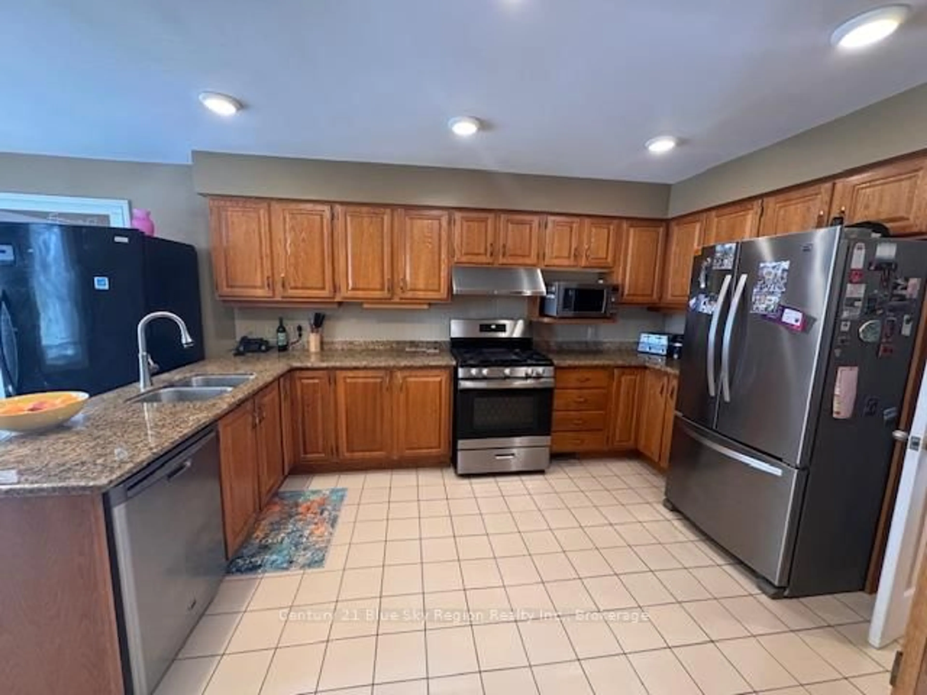Standard kitchen, ceramic/tile floor for 29 Robinhood Crt, North Bay Ontario P1C 1L3