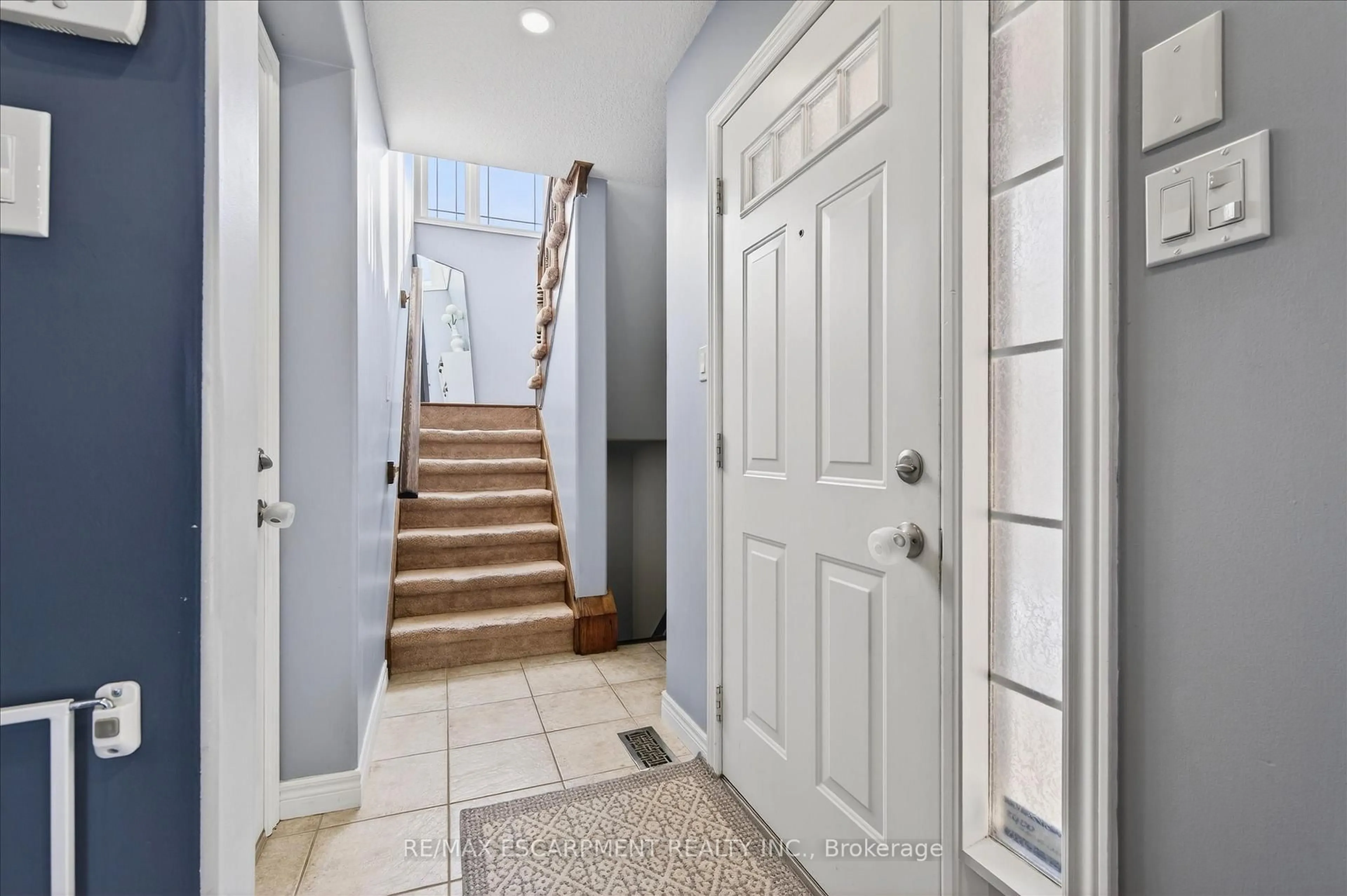 Indoor entryway for 186 Great Oak Tr, Hamilton Ontario L0R 1C0