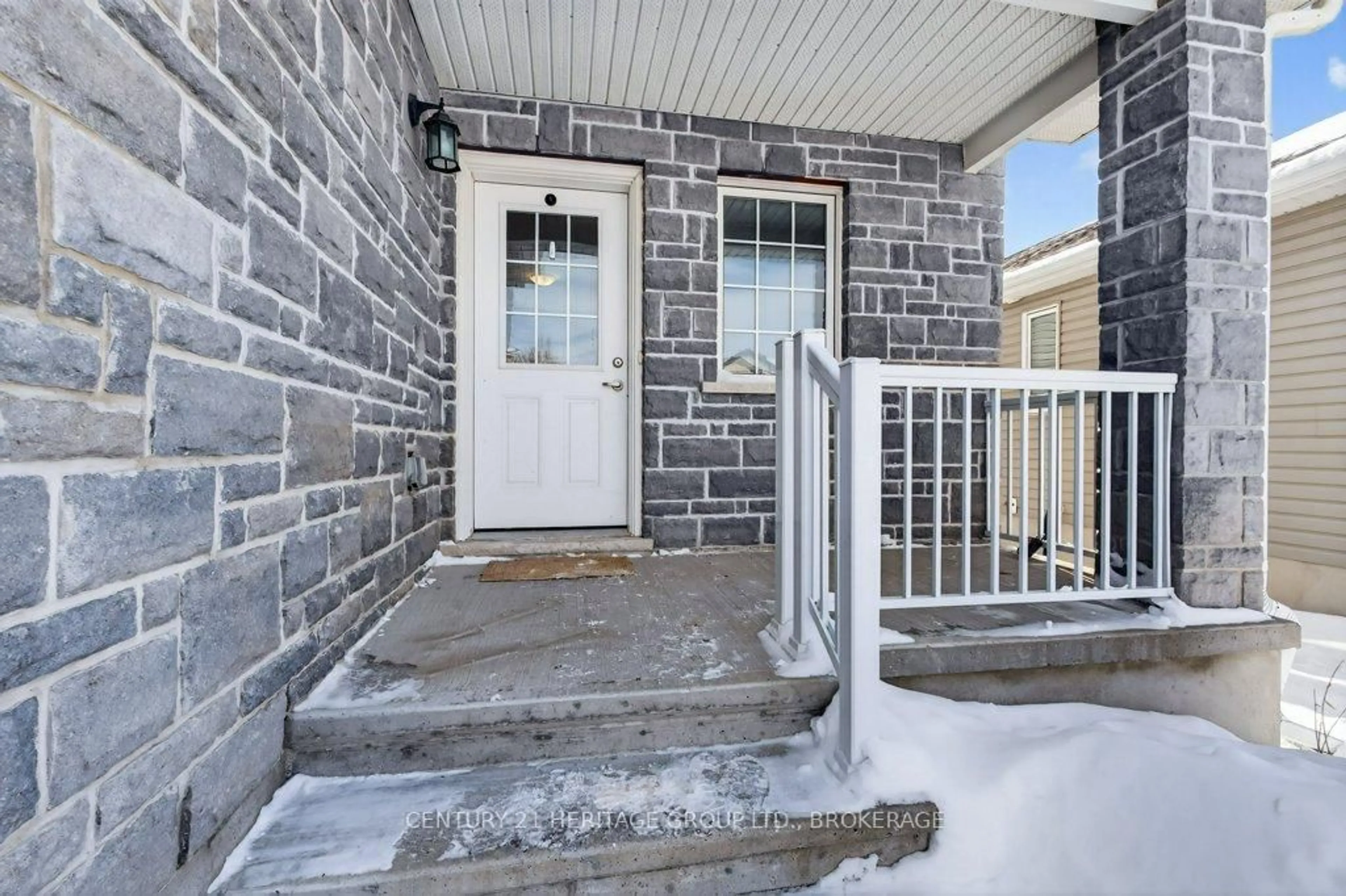 Indoor entryway for 1431 Kendal Ave, Kingston Ontario K7P 0L6