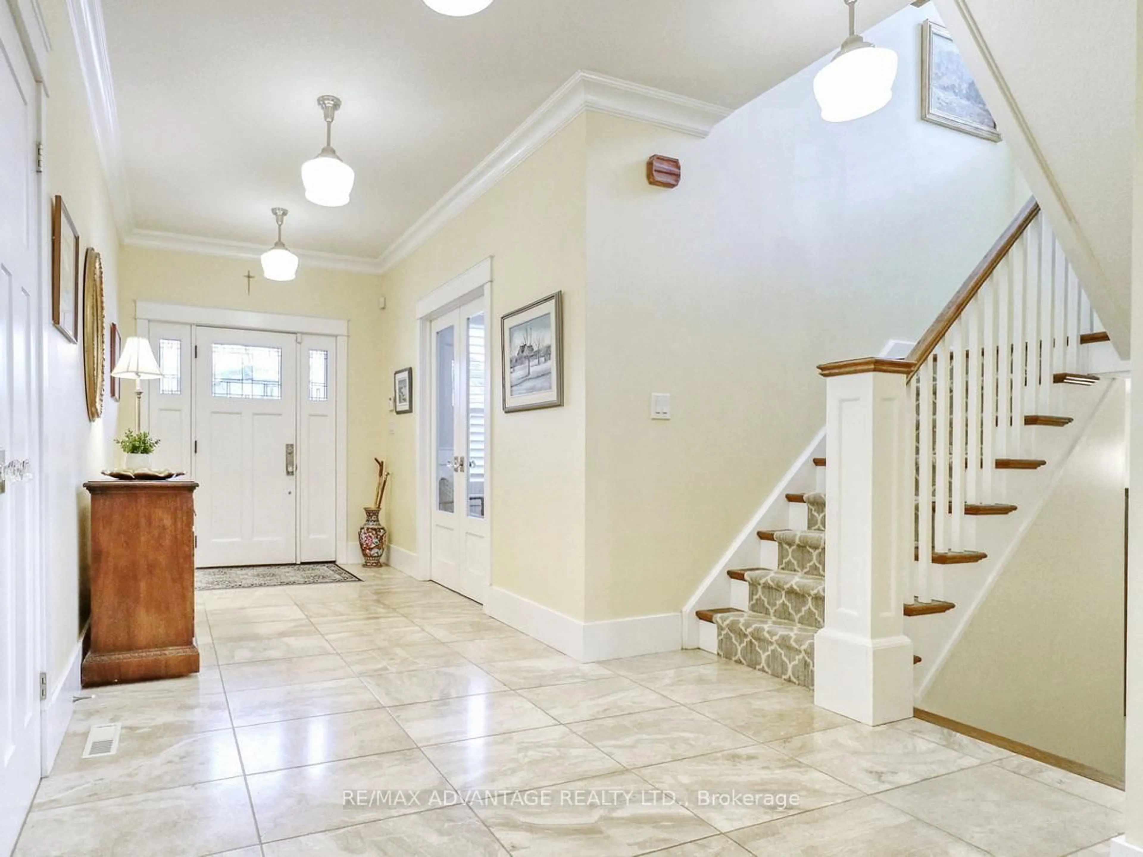Indoor foyer for 1544 Privet Pl, London North Ontario N5X 0E7