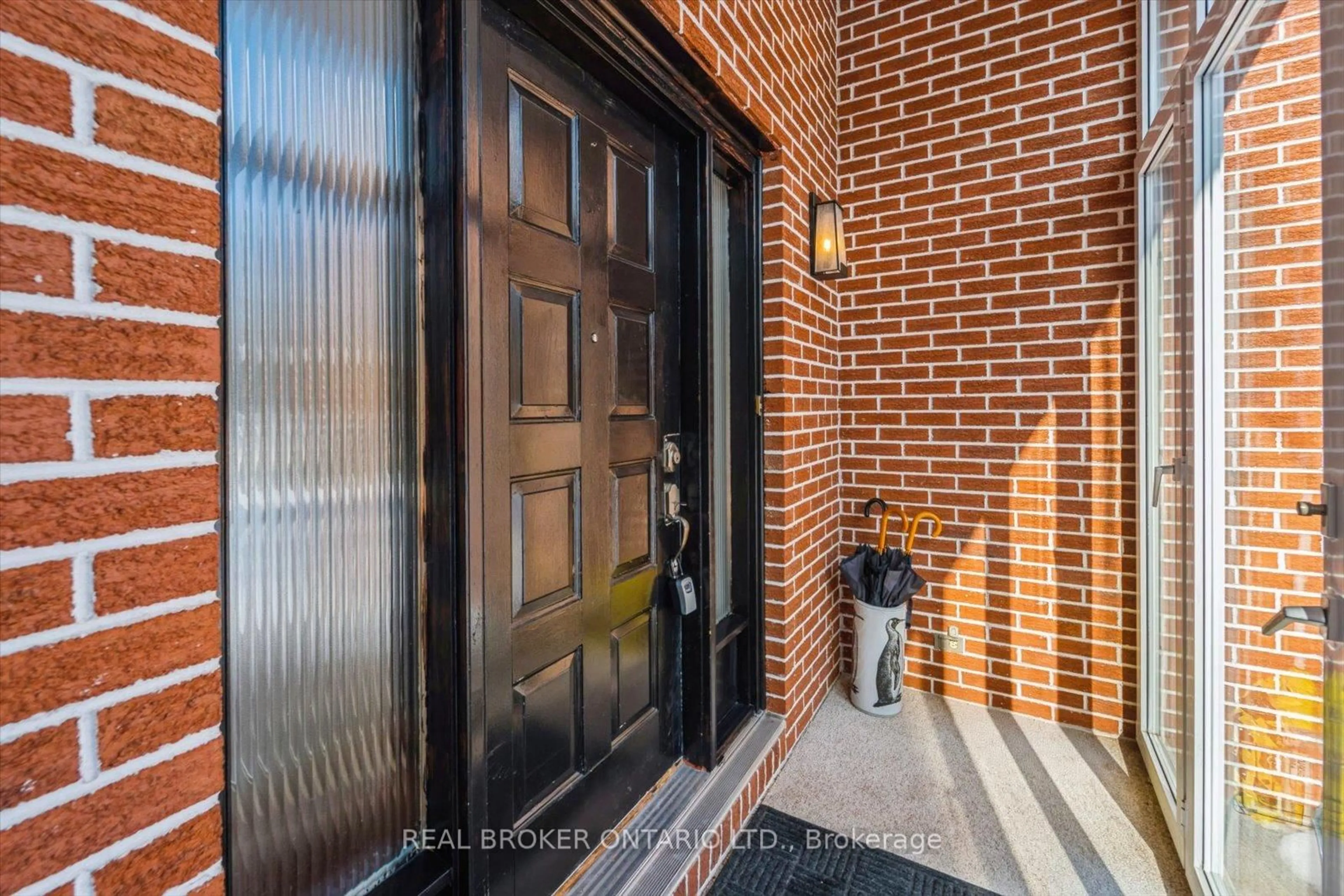 Indoor entryway for 1449 Champlain Dr, Peterborough Ontario K9L 1N3