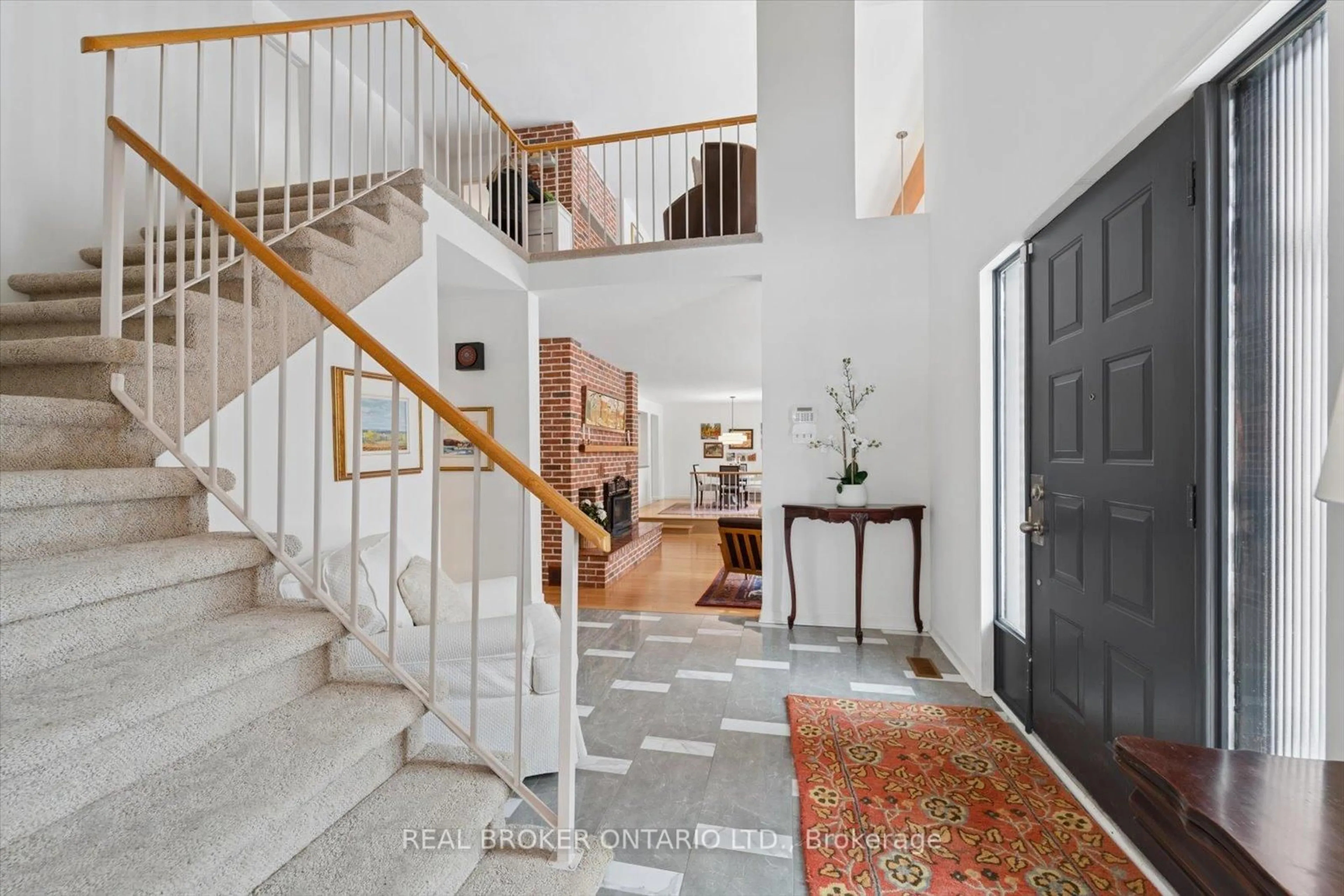 Indoor foyer for 1449 Champlain Dr, Peterborough Ontario K9L 1N3