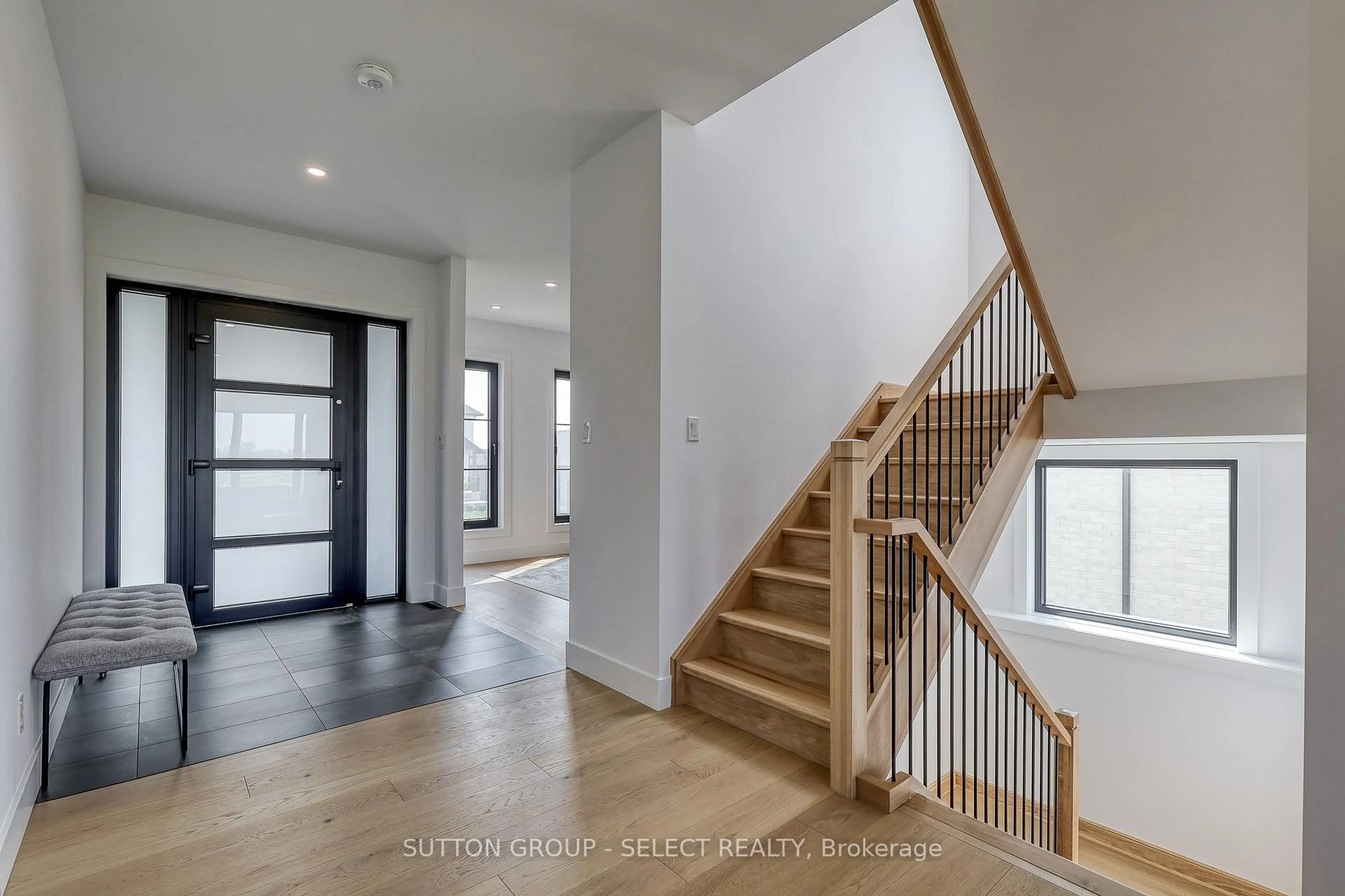 Indoor entryway for 61 CRESTVIEW Dr, Middlesex Centre Ontario N0L 1R0