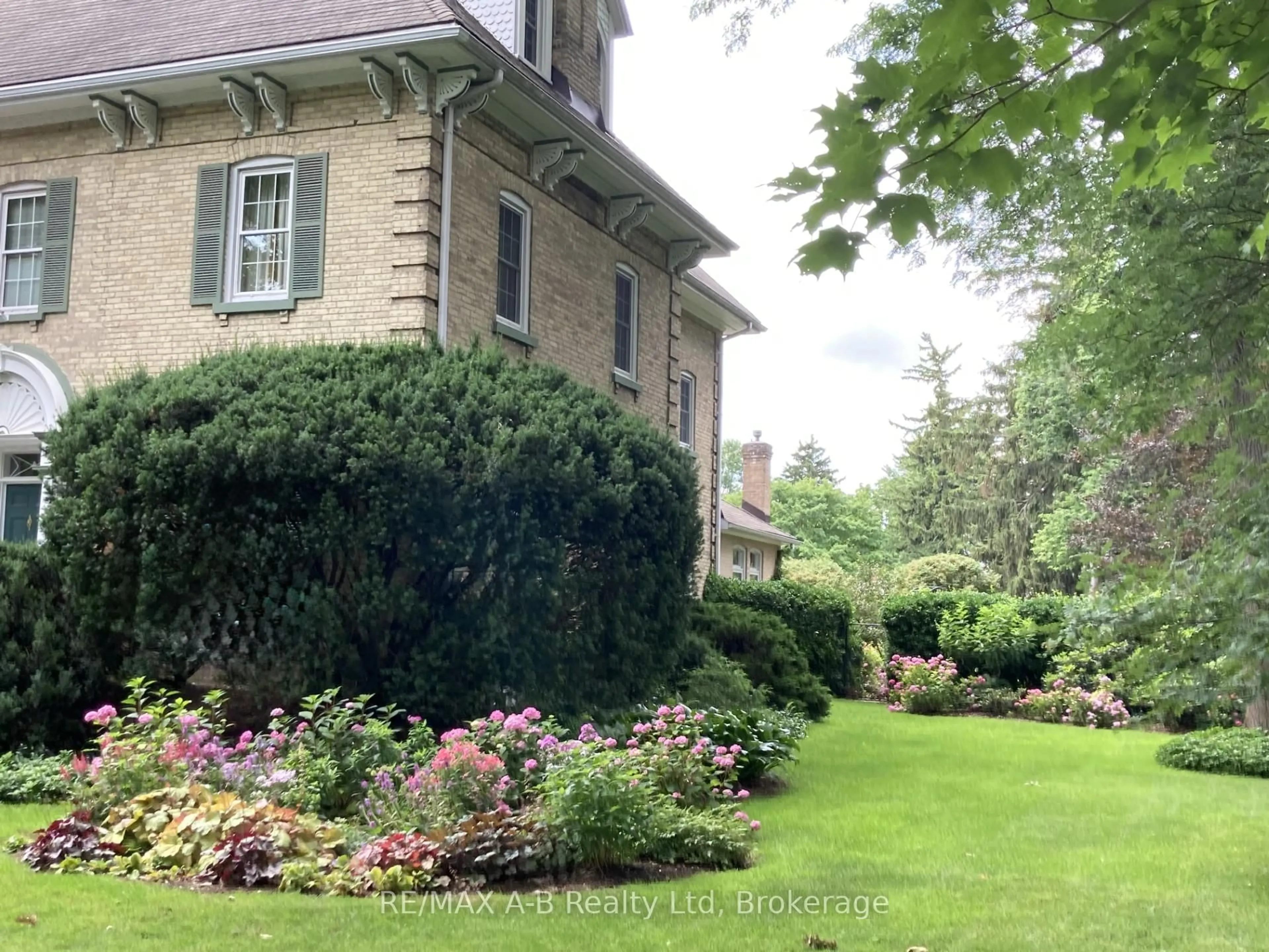 Unknown for 63 Centre St, Stratford Ontario N5A 1E4