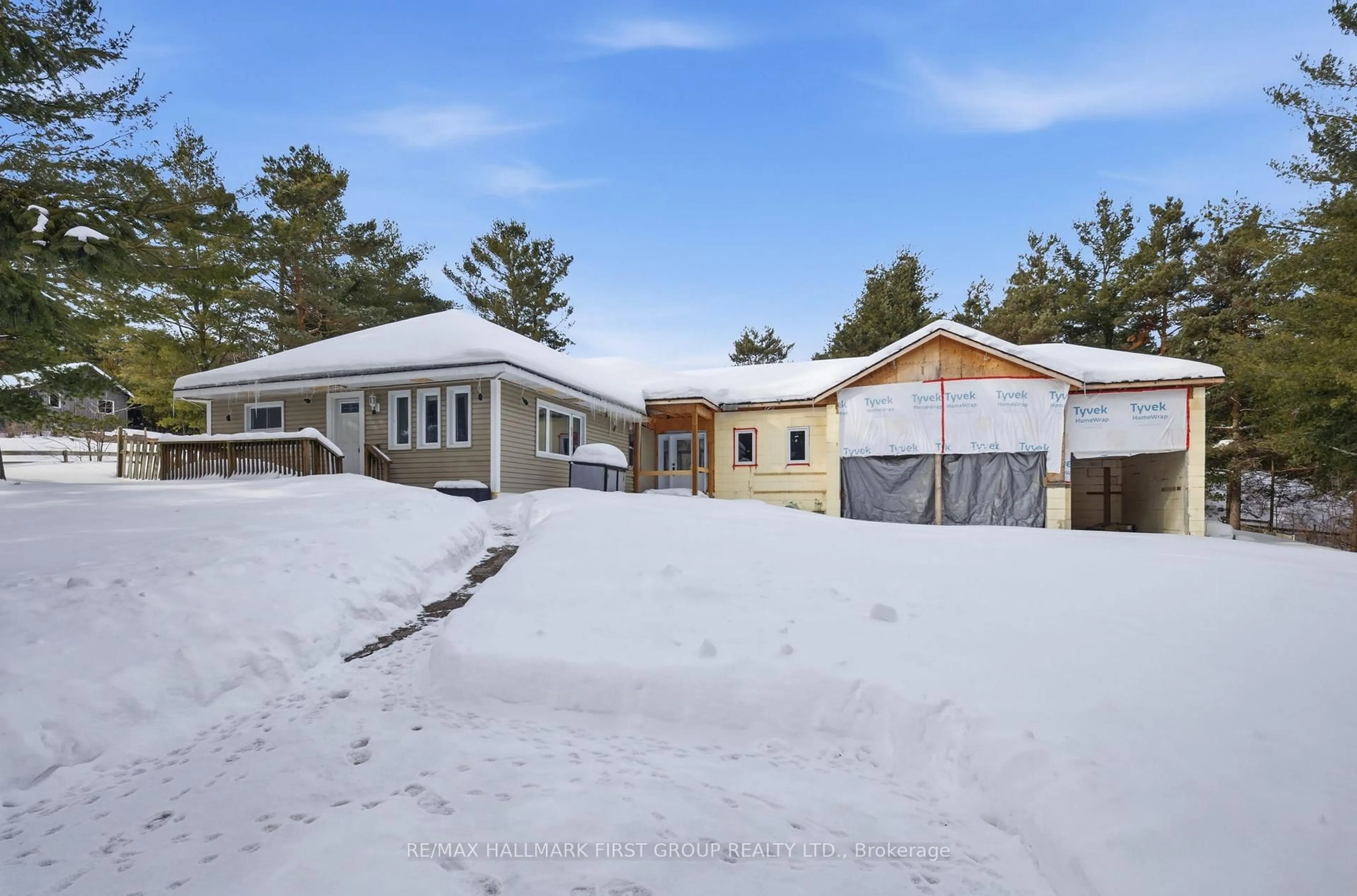 A pic from outside/outdoor area/front of a property/back of a property/a pic from drone, street for 7038 Lake St, Hamilton Township Ontario K0L 1E0