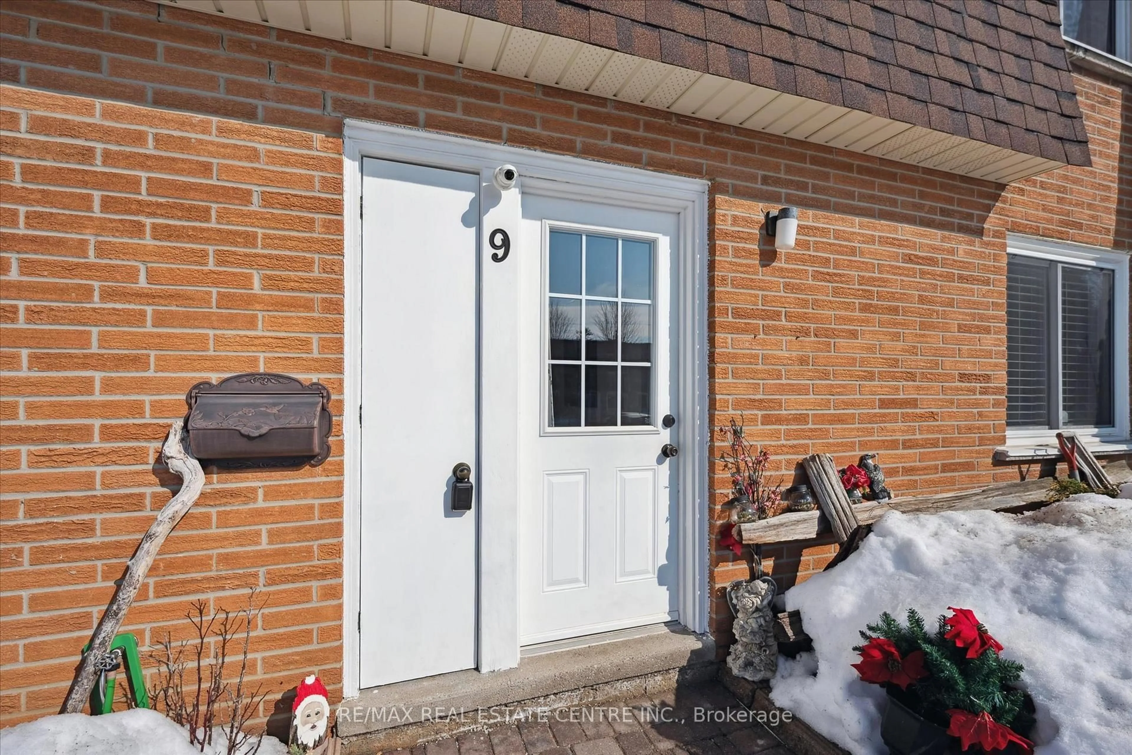 Indoor entryway for 120 Country Club Dr #9, Guelph Ontario N1E 3K7