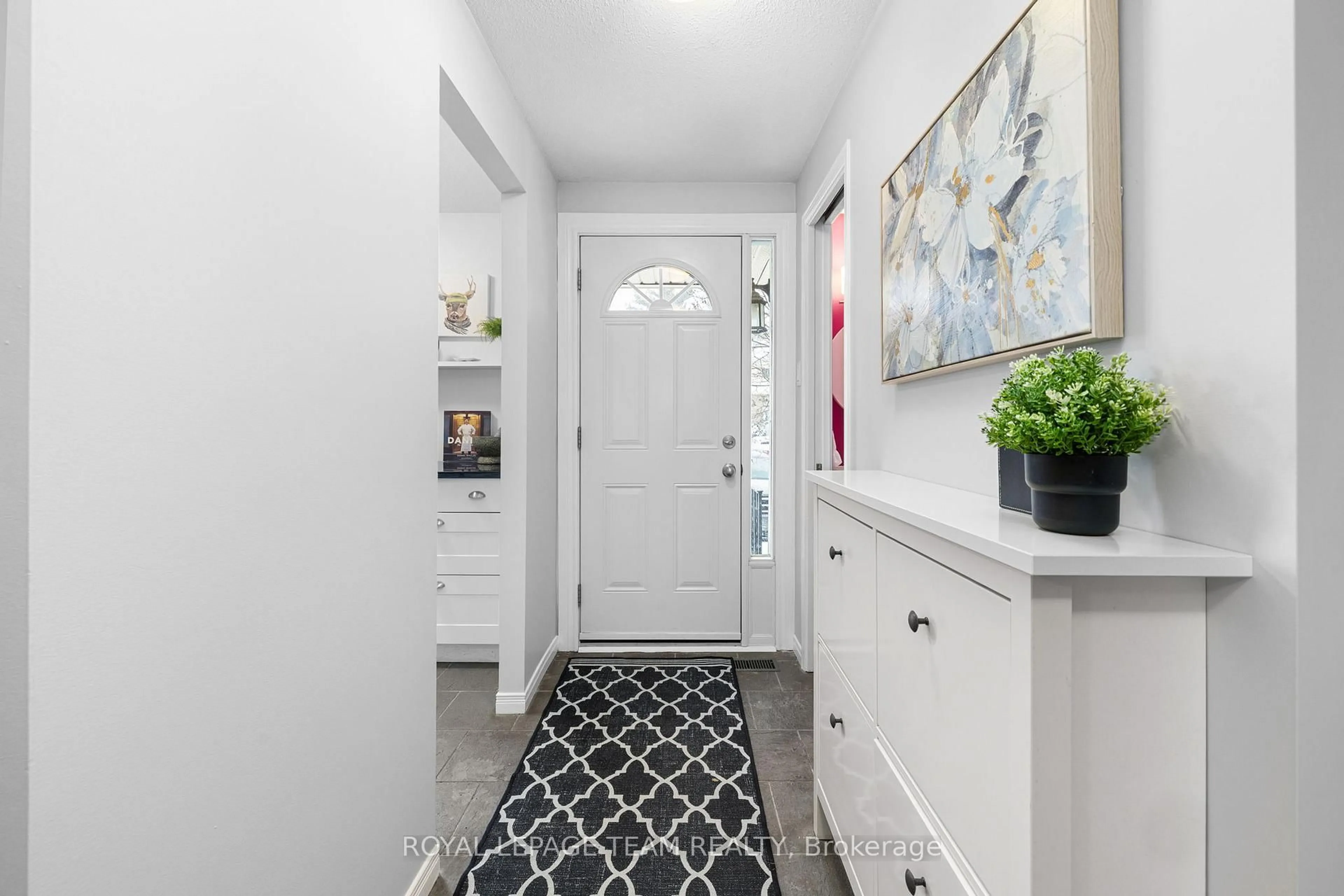 Indoor entryway for 35 Malvern Dr, Ottawa Ontario K2J 1M8