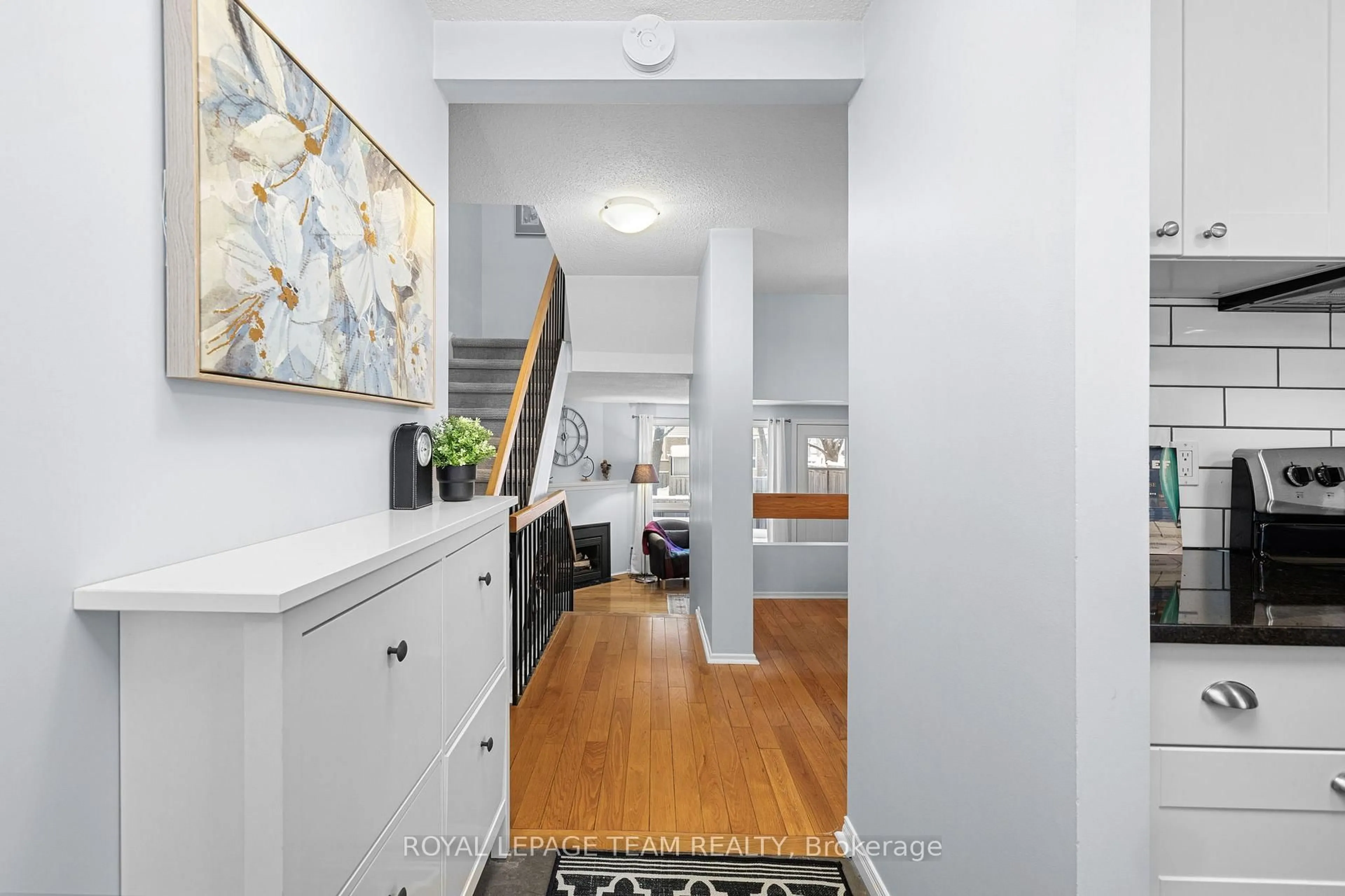 Indoor entryway for 35 Malvern Dr, Ottawa Ontario K2J 1M8