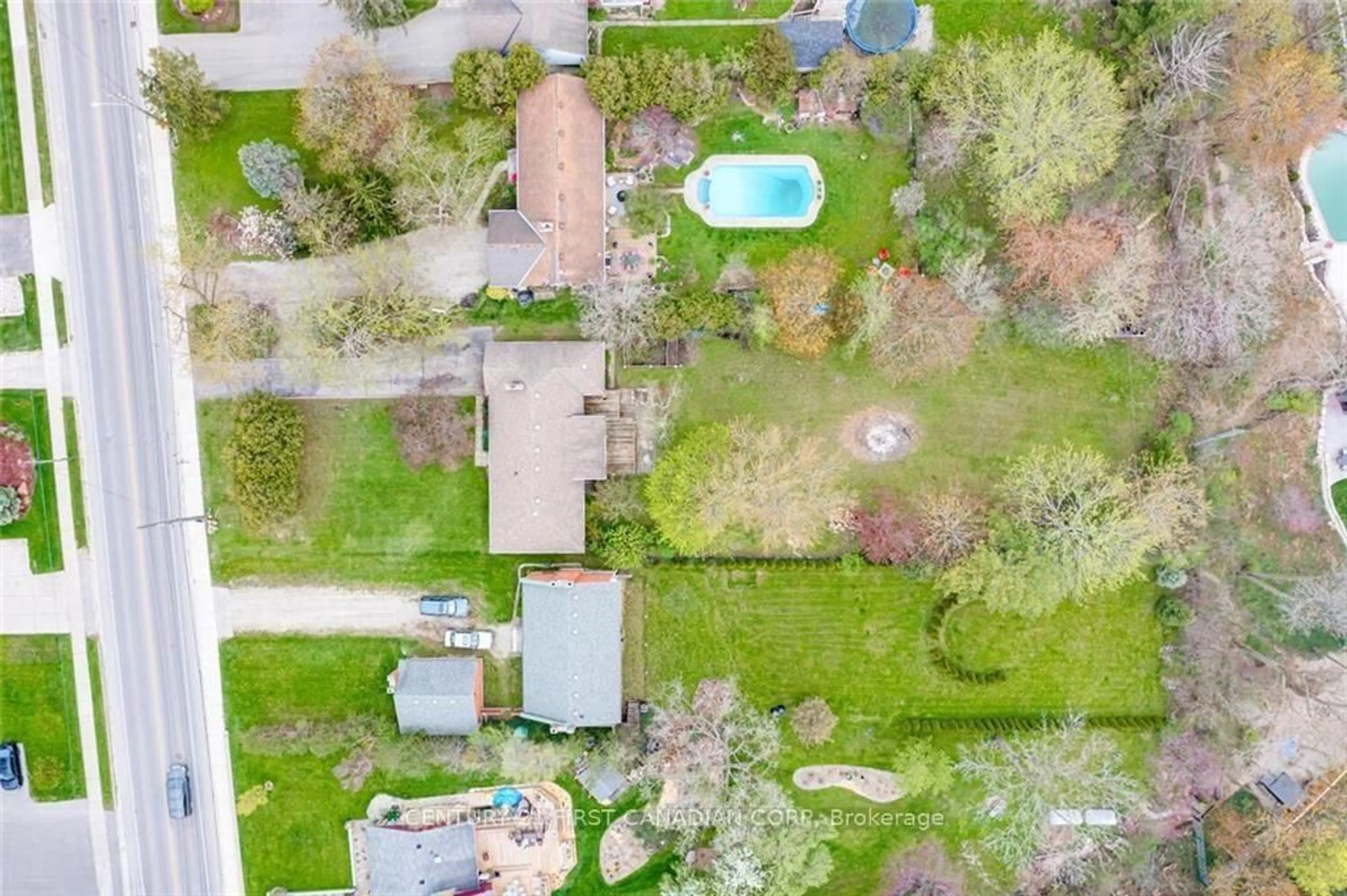 A pic from outside/outdoor area/front of a property/back of a property/a pic from drone, street for 518 Upper Queen St, London South Ontario N6C 3T9