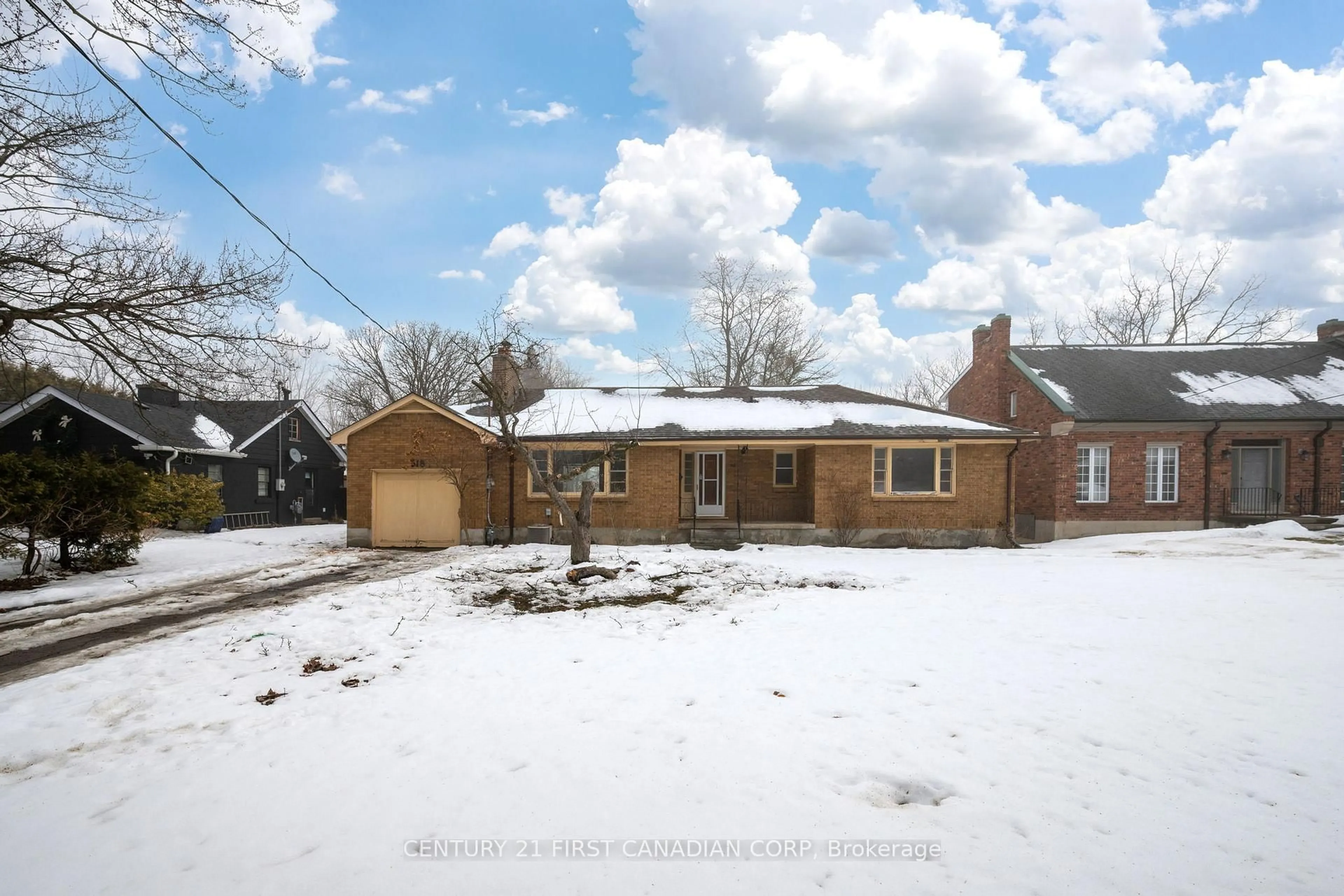 A pic from outside/outdoor area/front of a property/back of a property/a pic from drone, street for 518 Upper Queen St, London South Ontario N6C 3T9