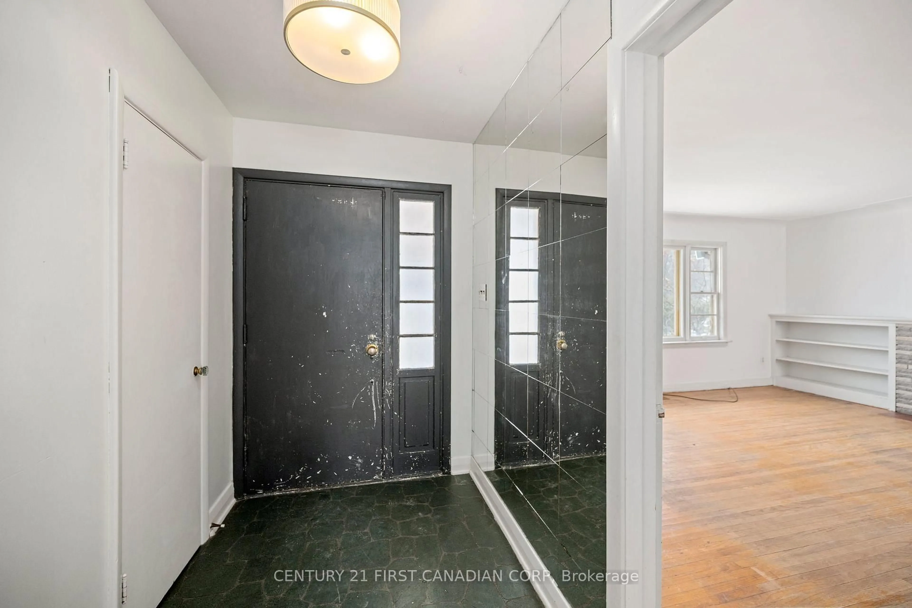 Indoor entryway for 518 Upper Queen St, London South Ontario N6C 3T9