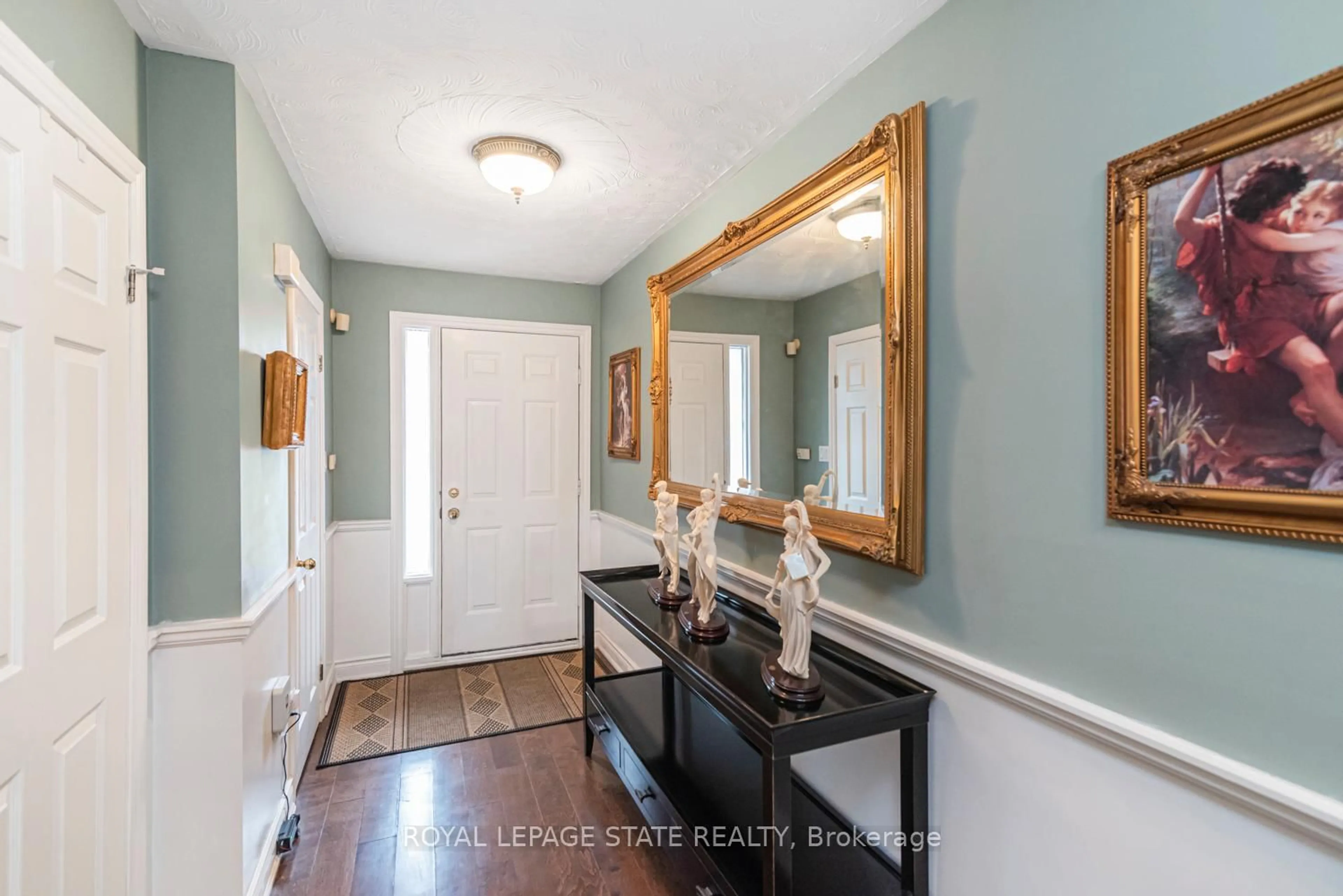 Indoor entryway for 255 Mount Albion Rd #22, Hamilton Ontario L8K 6P7