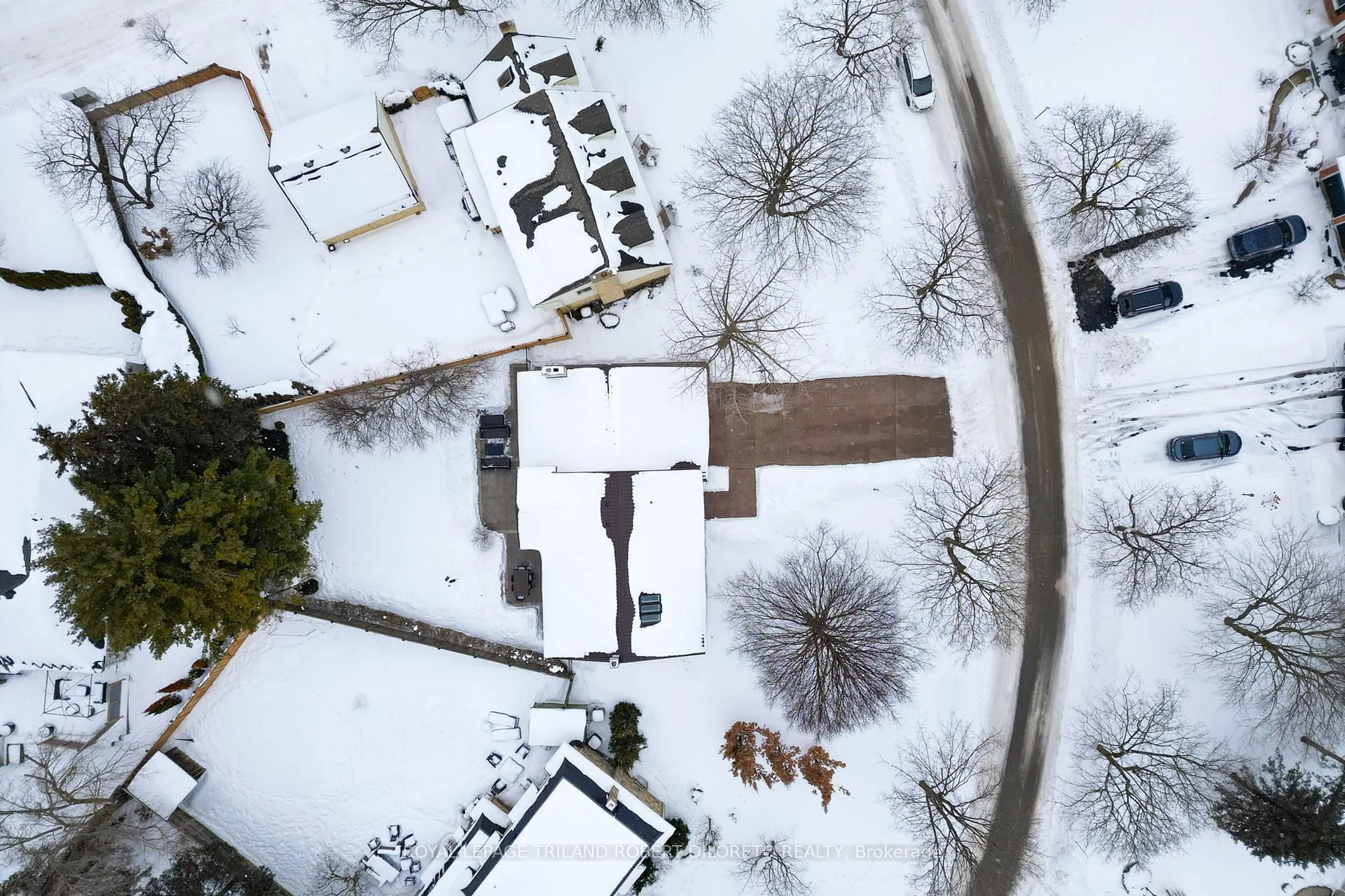 A pic from outside/outdoor area/front of a property/back of a property/a pic from drone, street for 20 Cherokee Rd, London North Ontario N6G 2N8