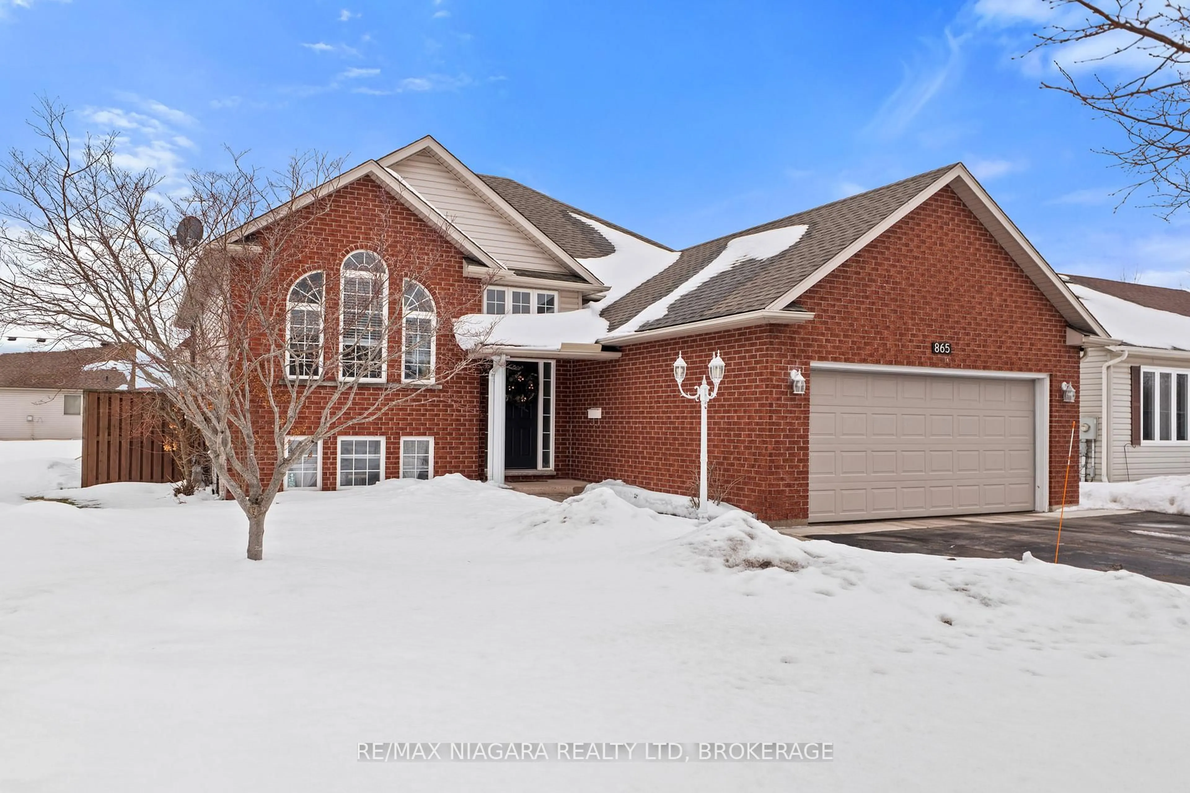 Home with brick exterior material, street for 865 Canada Dr, Fort Erie Ontario L2A 6S5