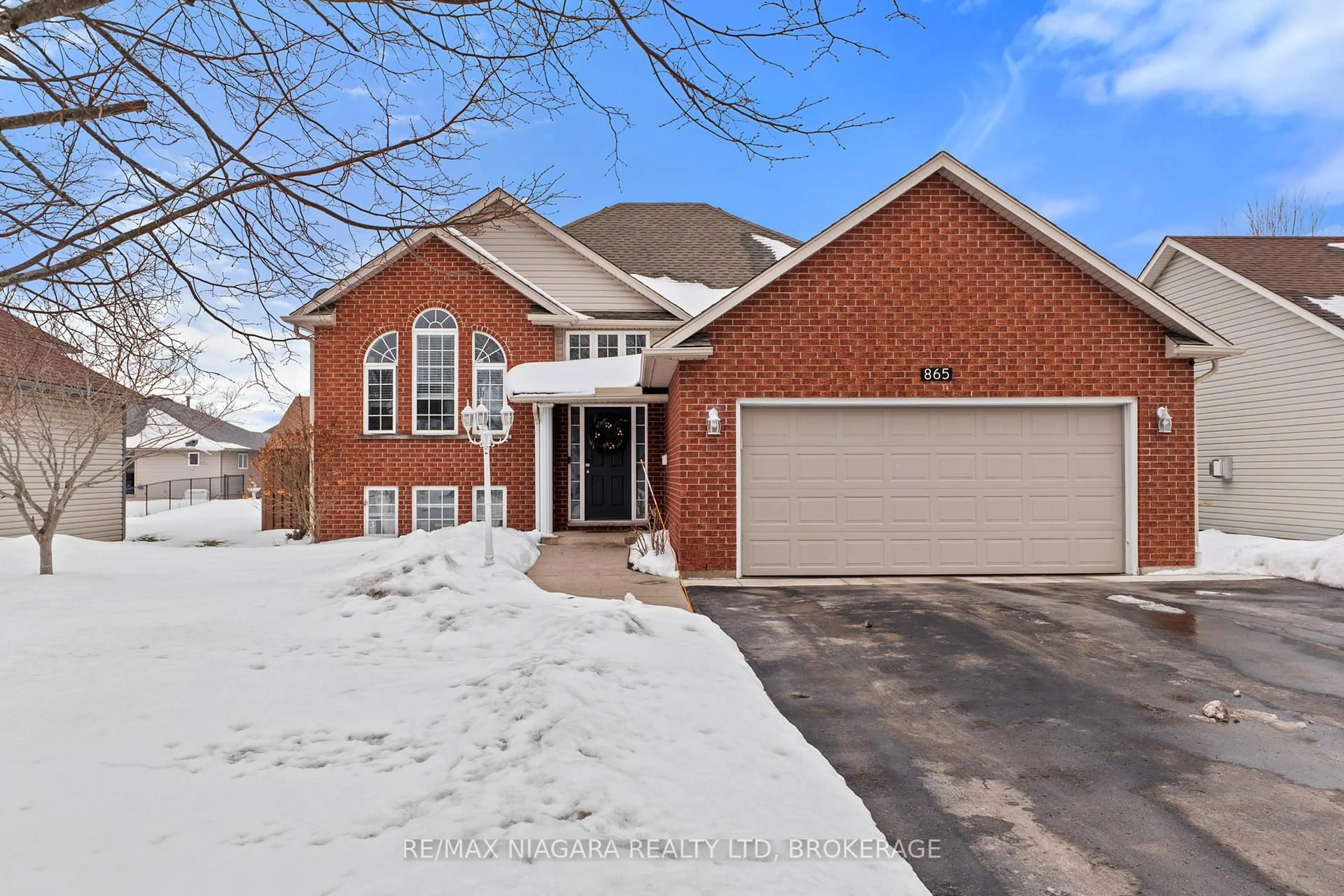 Home with brick exterior material, street for 865 Canada Dr, Fort Erie Ontario L2A 6S5