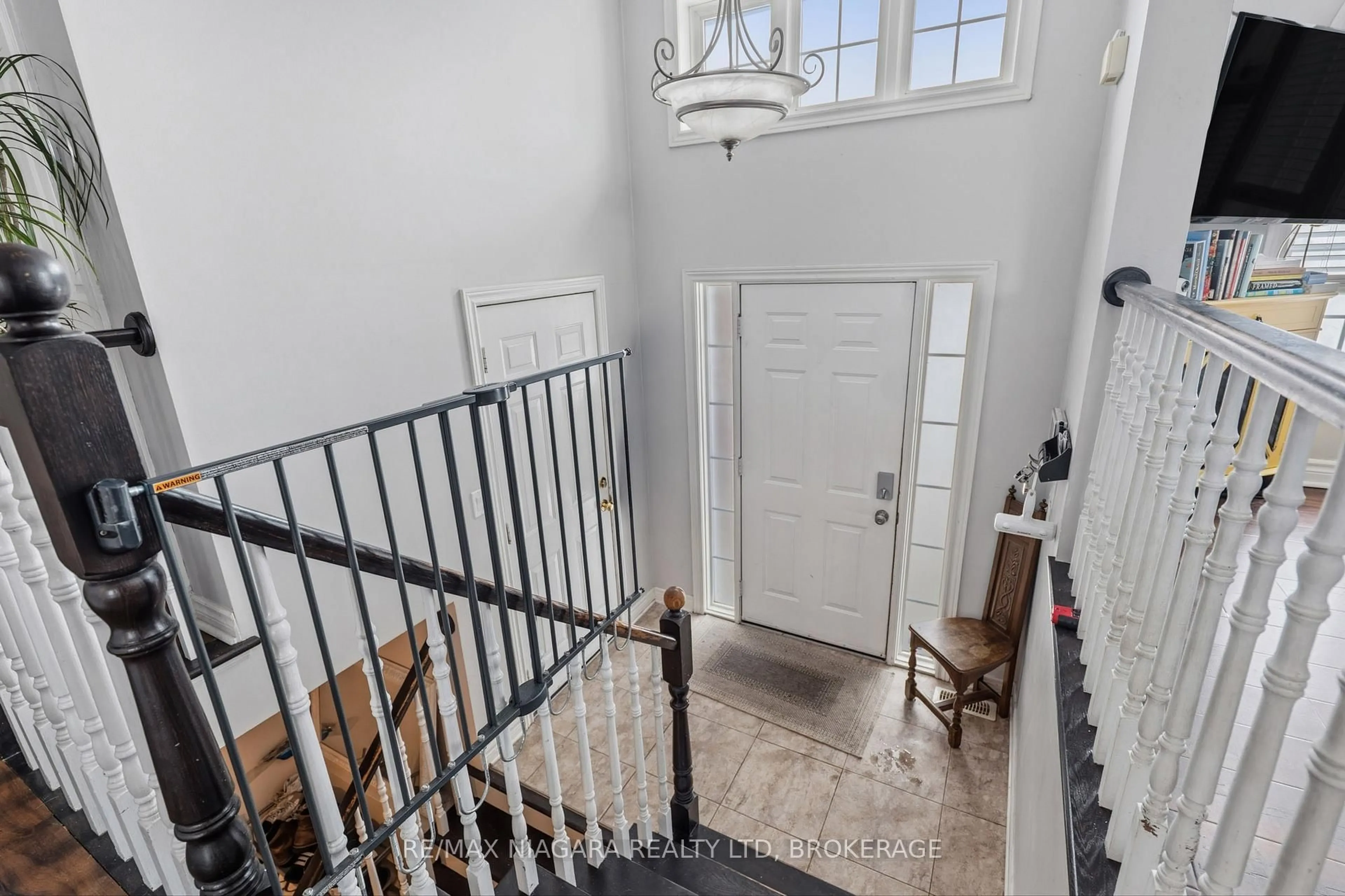 Indoor entryway for 865 Canada Dr, Fort Erie Ontario L2A 6S5