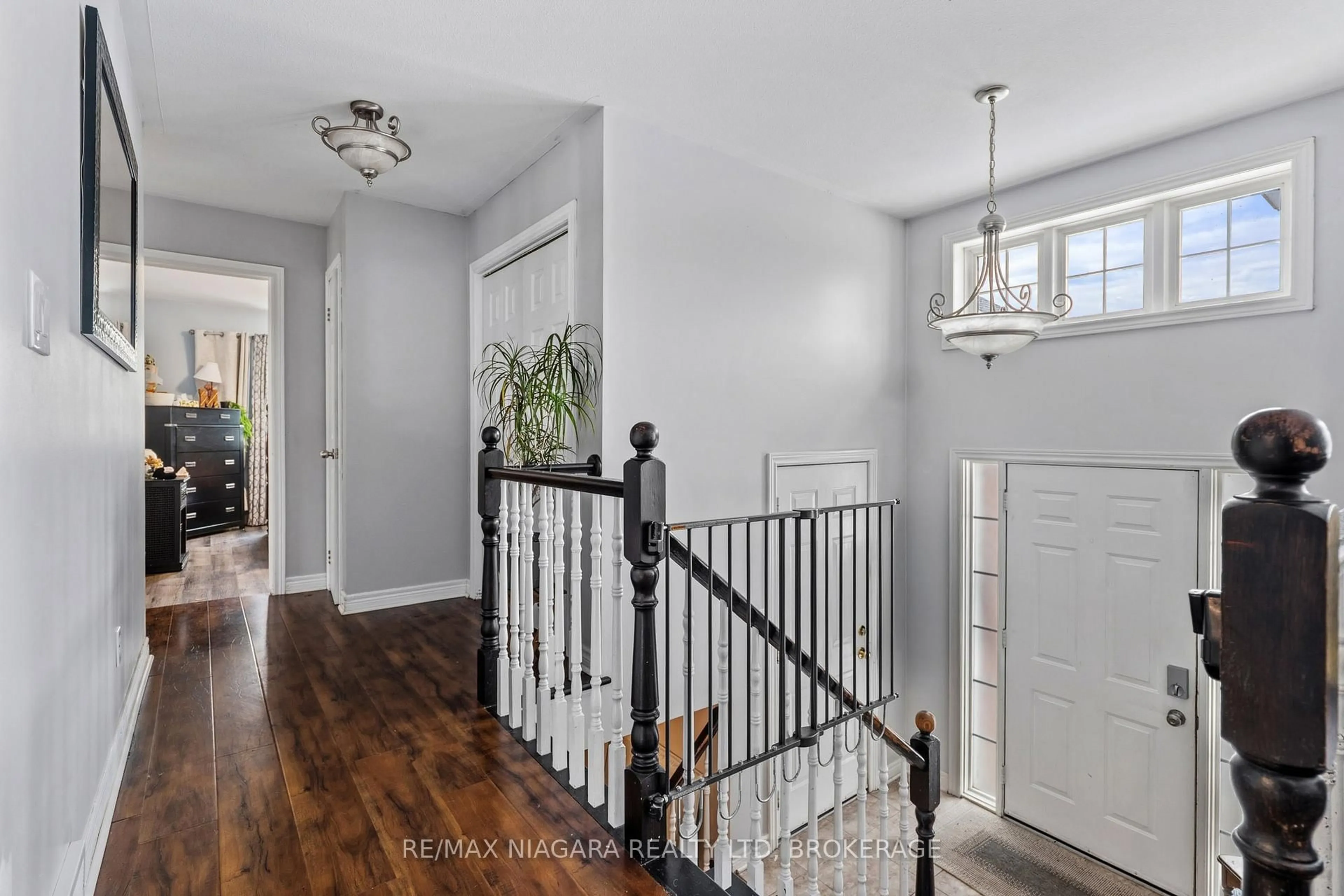 Indoor entryway for 865 Canada Dr, Fort Erie Ontario L2A 6S5