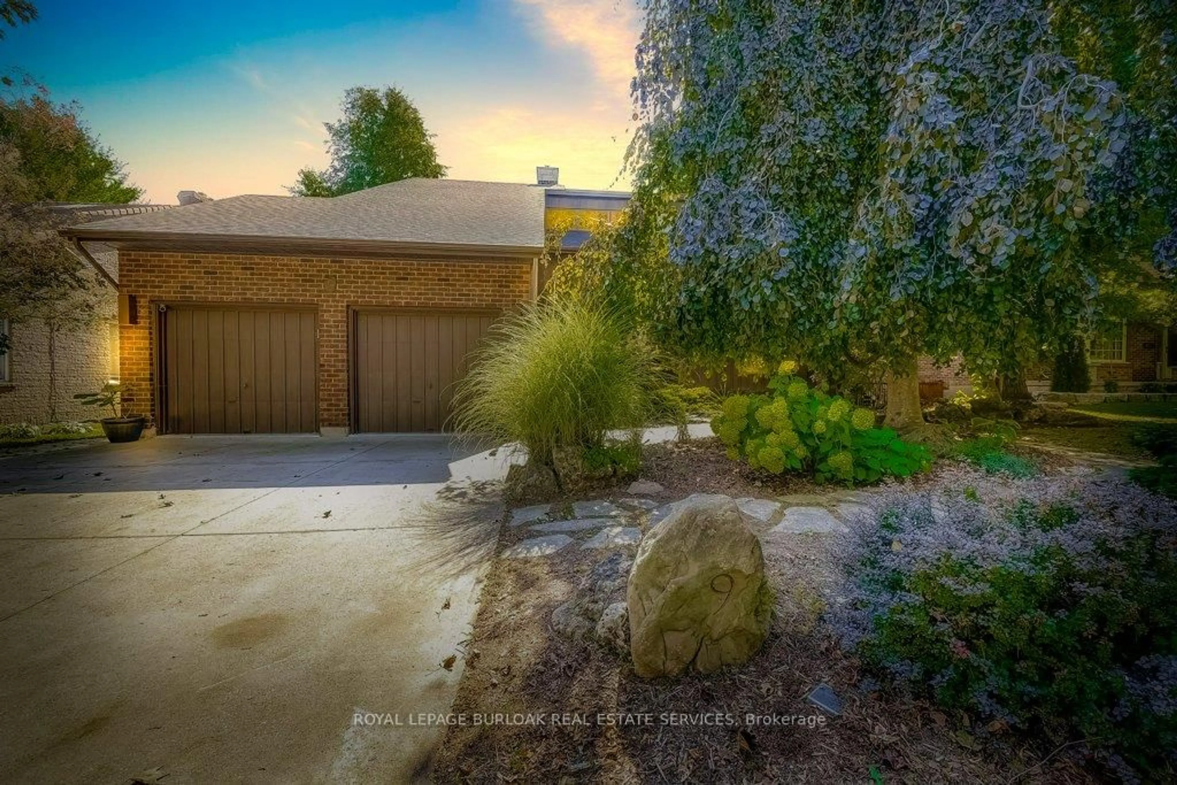 A pic from outside/outdoor area/front of a property/back of a property/a pic from drone, unknown for 9 Foresthill Cres, Pelham Ontario L0S 1E1