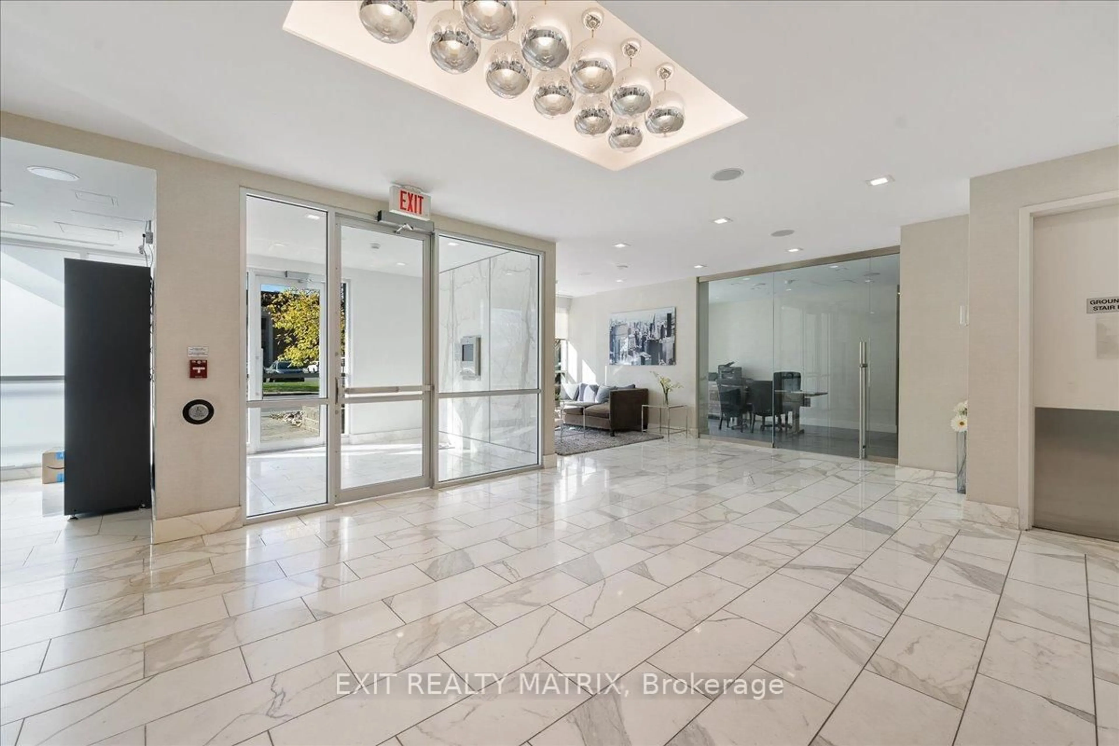 Indoor foyer for 201 Parkdale Ave #903, Ottawa Ontario K1Y 1E8