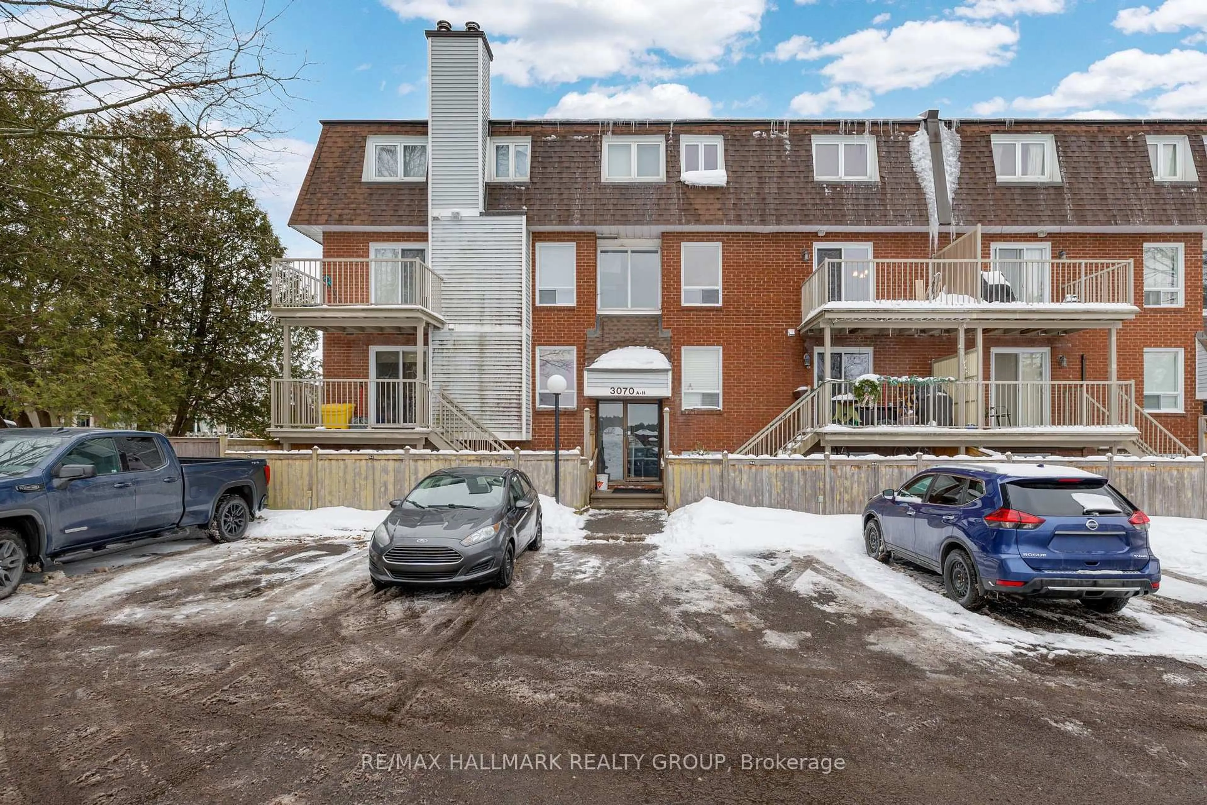 A pic from outside/outdoor area/front of a property/back of a property/a pic from drone, unknown for 3070 Councillor's Way #F, Ottawa Ontario K1T 2S6