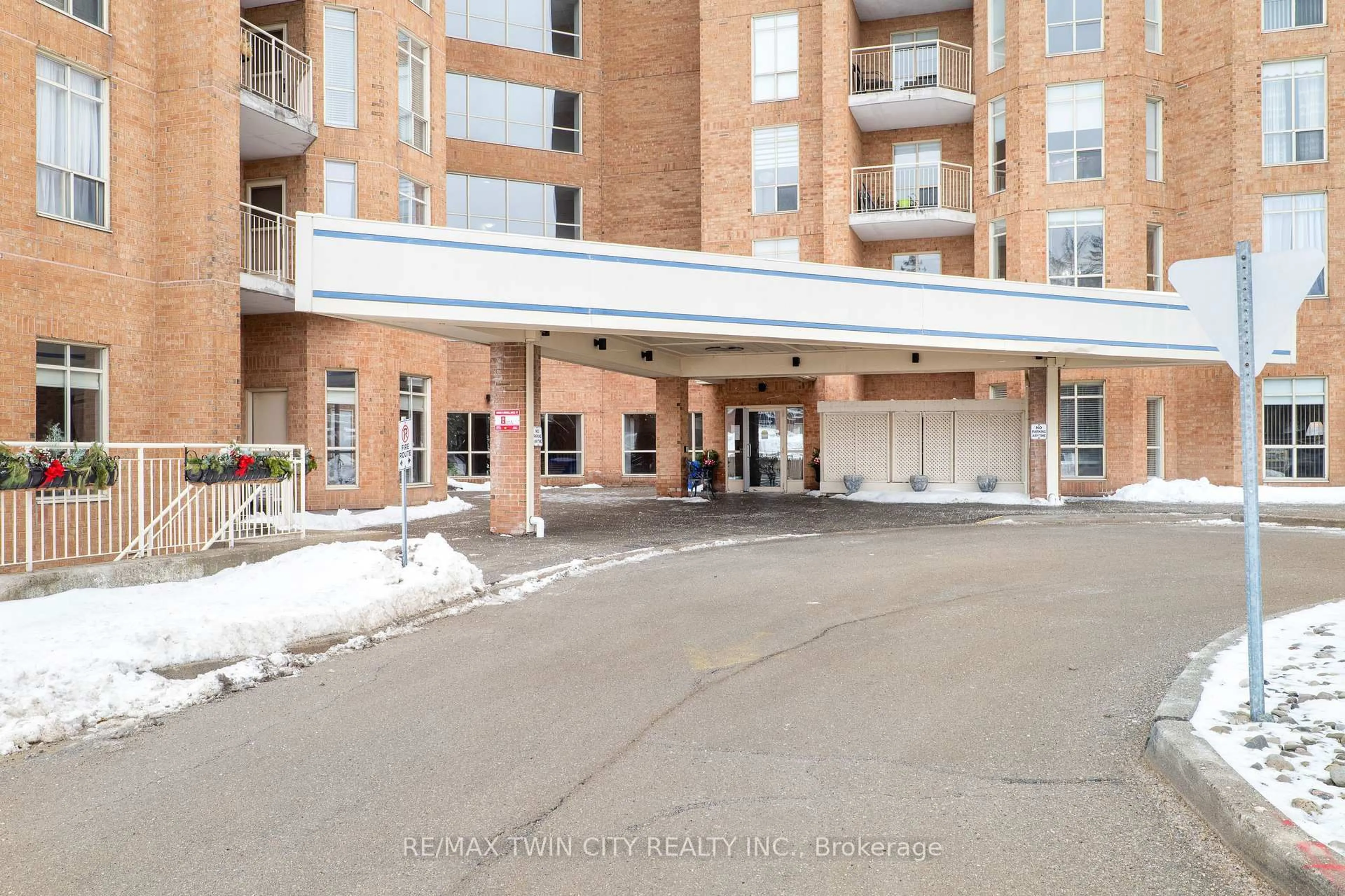 Indoor foyer for 1414 King St #308, Kitchener Ontario N2G 4T8