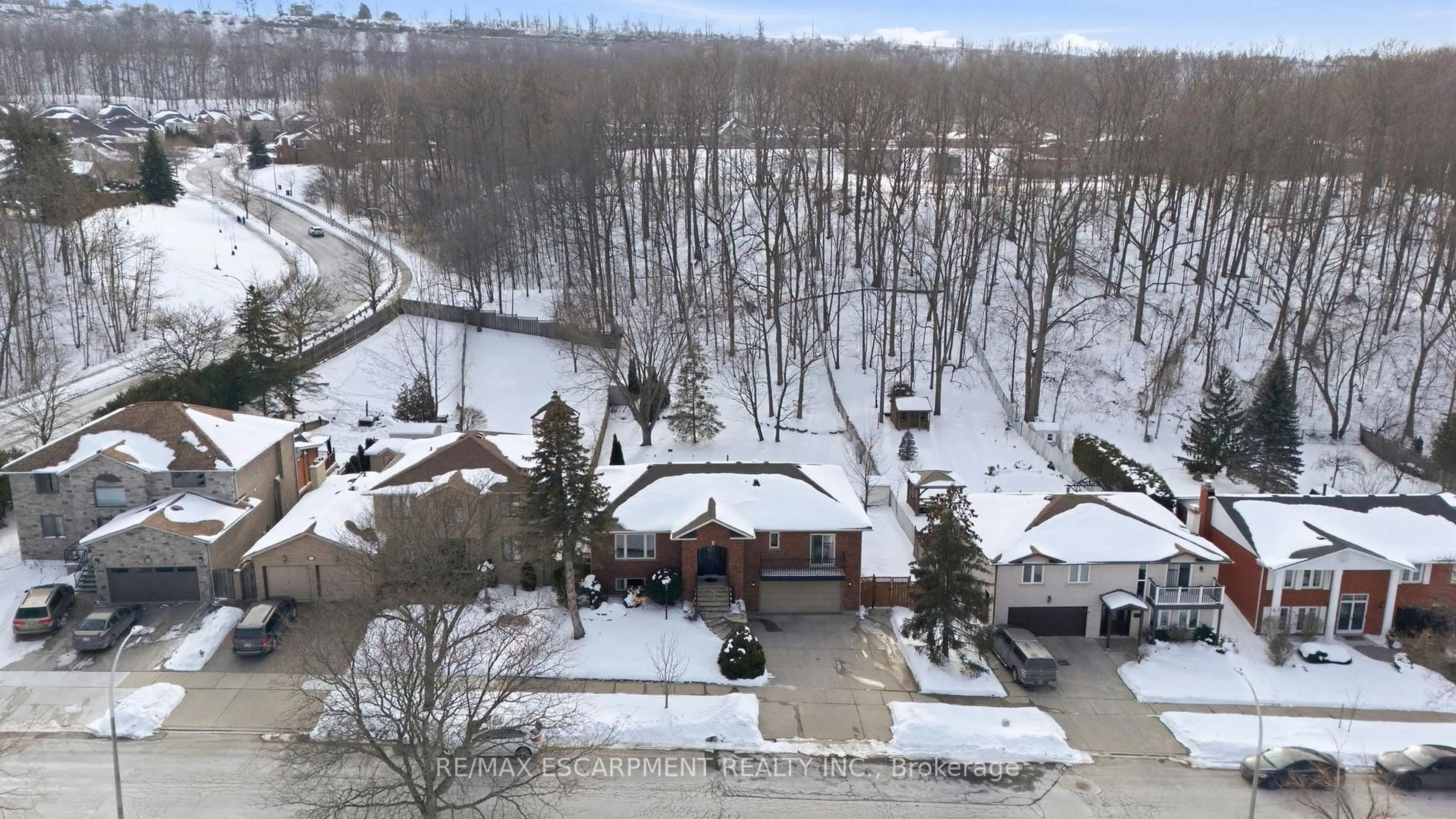 A pic from outside/outdoor area/front of a property/back of a property/a pic from drone, unknown for 29 President Dr, Hamilton Ontario L8G 4H2