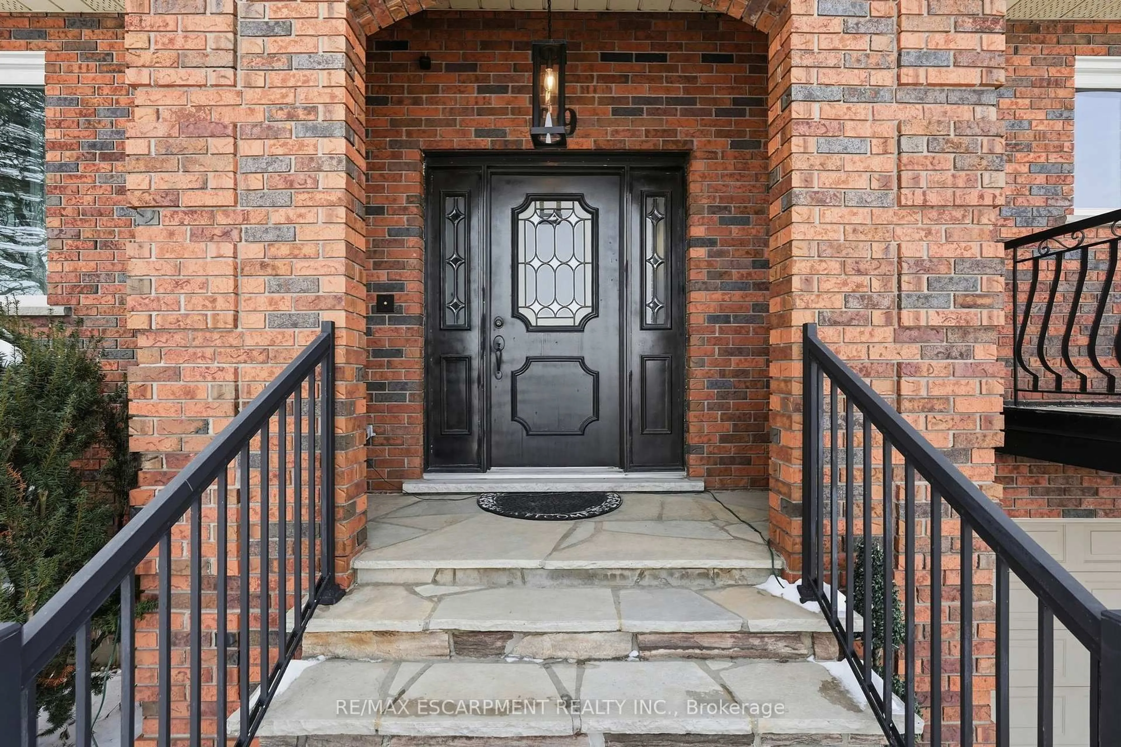 Indoor entryway for 29 President Dr, Hamilton Ontario L8G 4H2