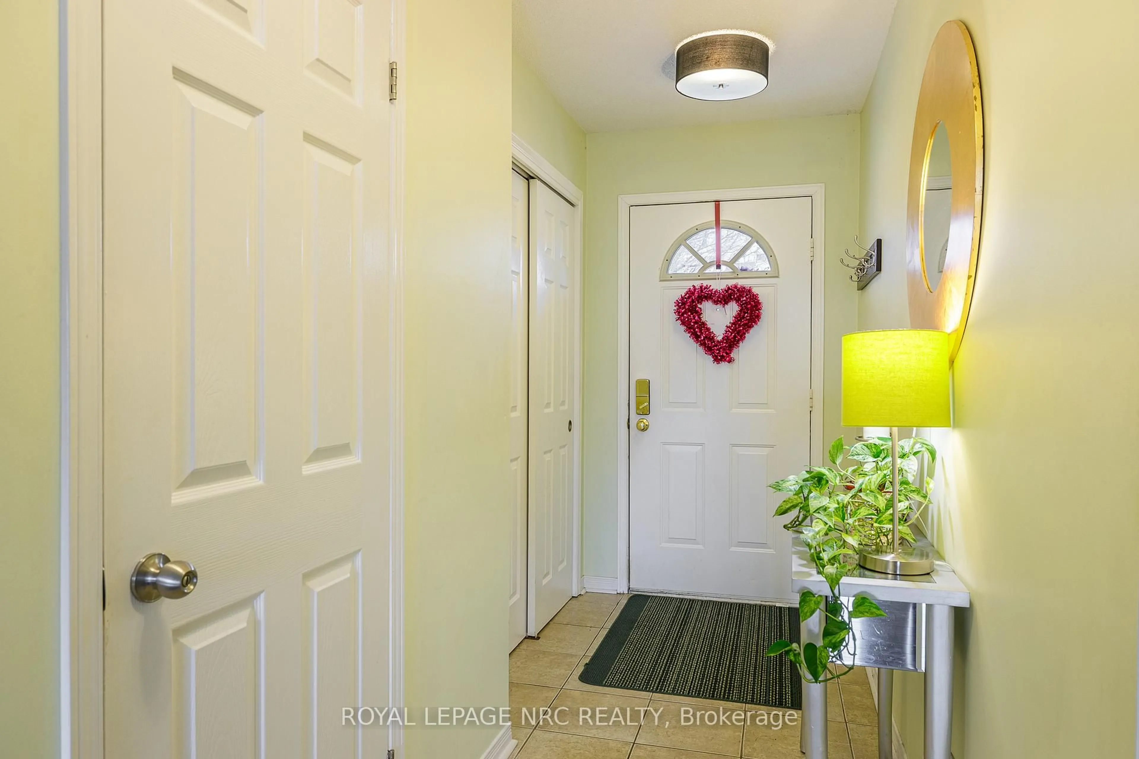 Indoor entryway for 7470 Monastery Dr #20, Niagara Falls Ontario L2H 3B3