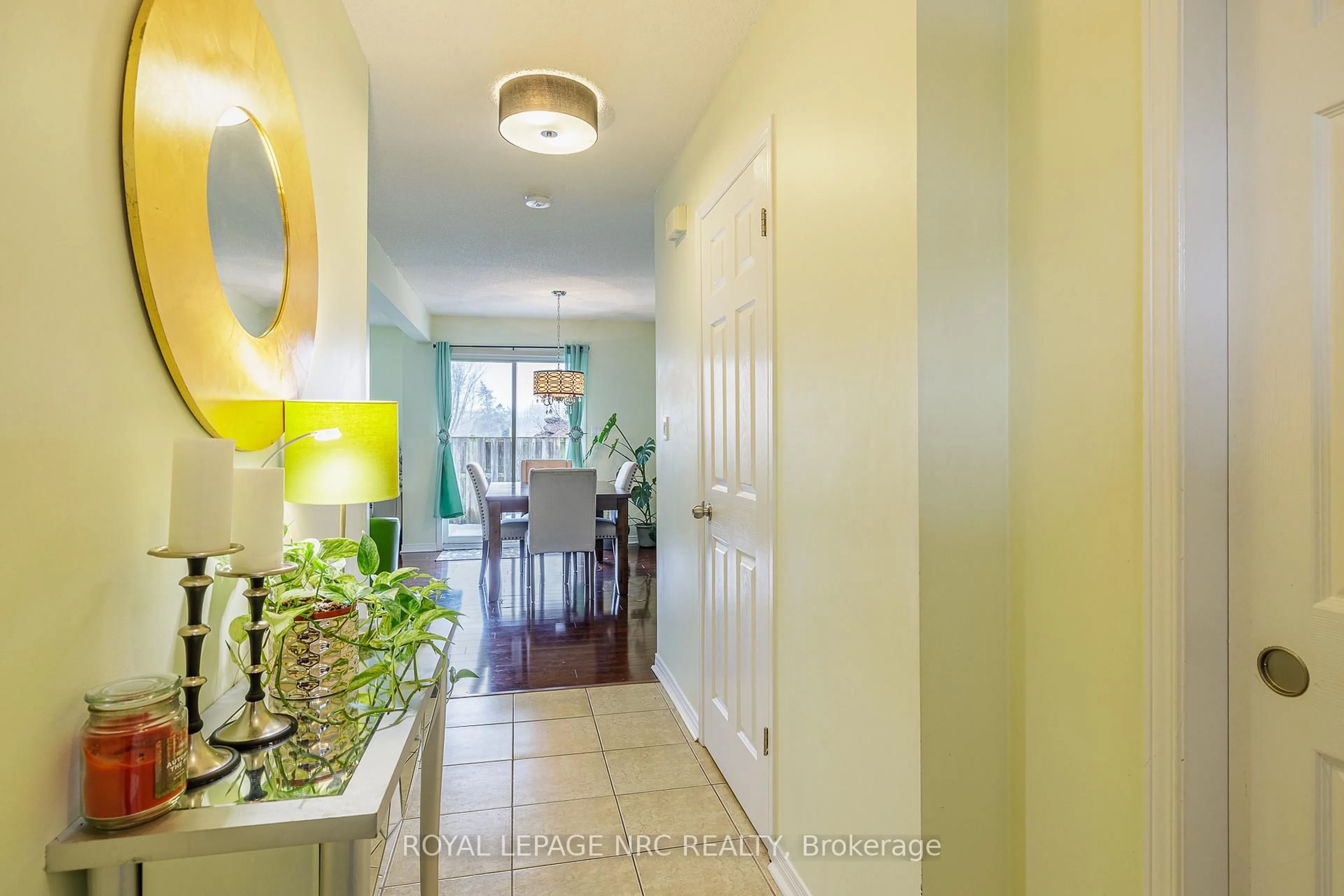 Indoor entryway for 7470 Monastery Dr #20, Niagara Falls Ontario L2H 3B3