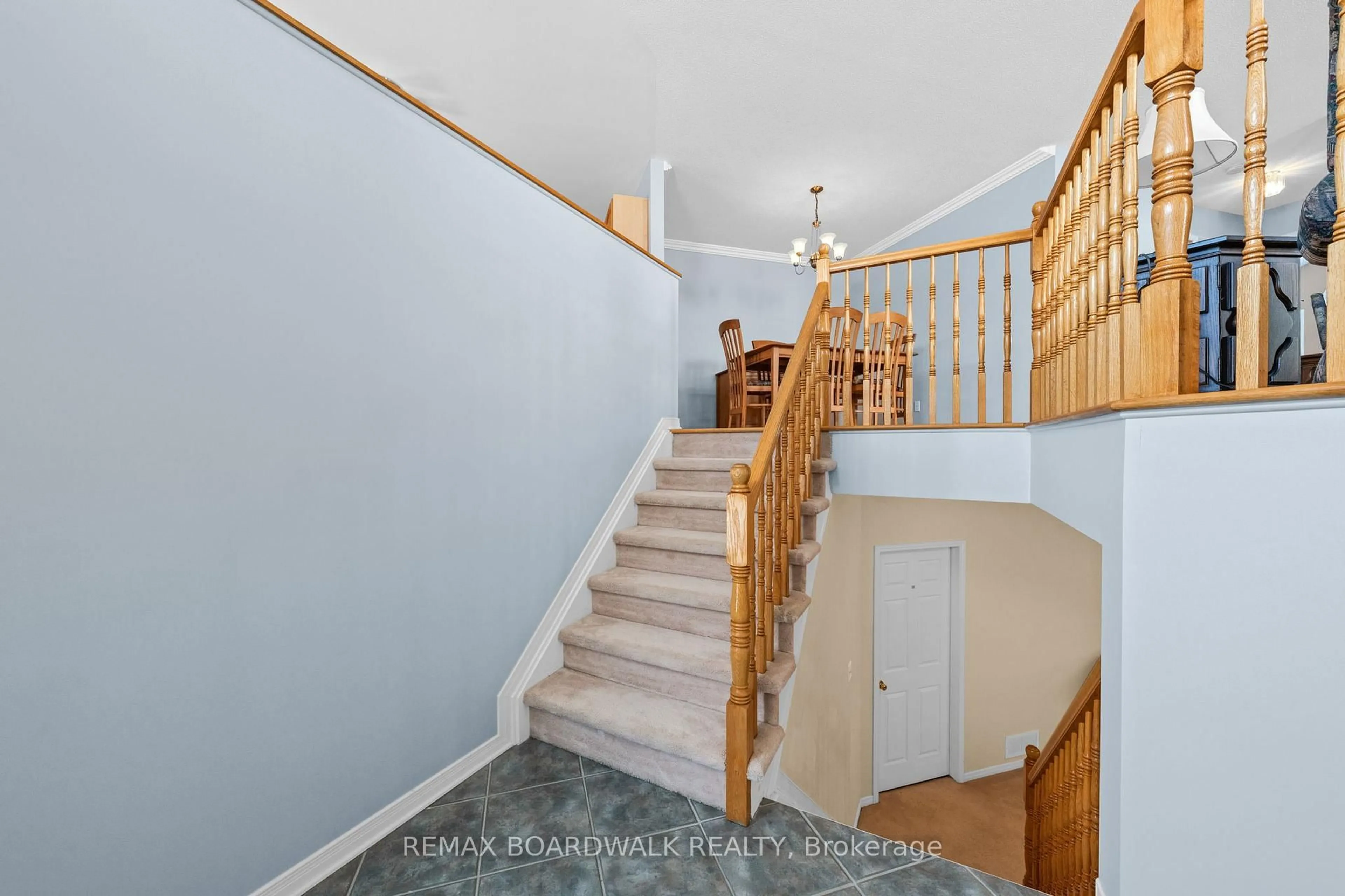 Indoor foyer for 76 Boulder Way, Nepean Ontario K2J 4R5