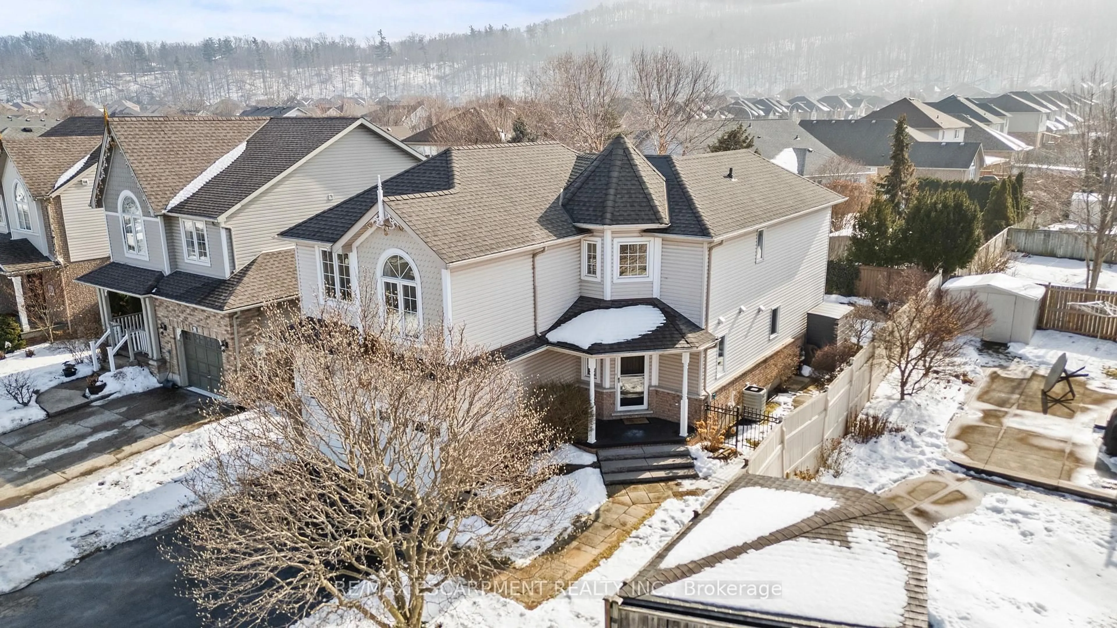 A pic from outside/outdoor area/front of a property/back of a property/a pic from drone, unknown for 41 Griffith Dr, Grimsby Ontario L3M 5L2