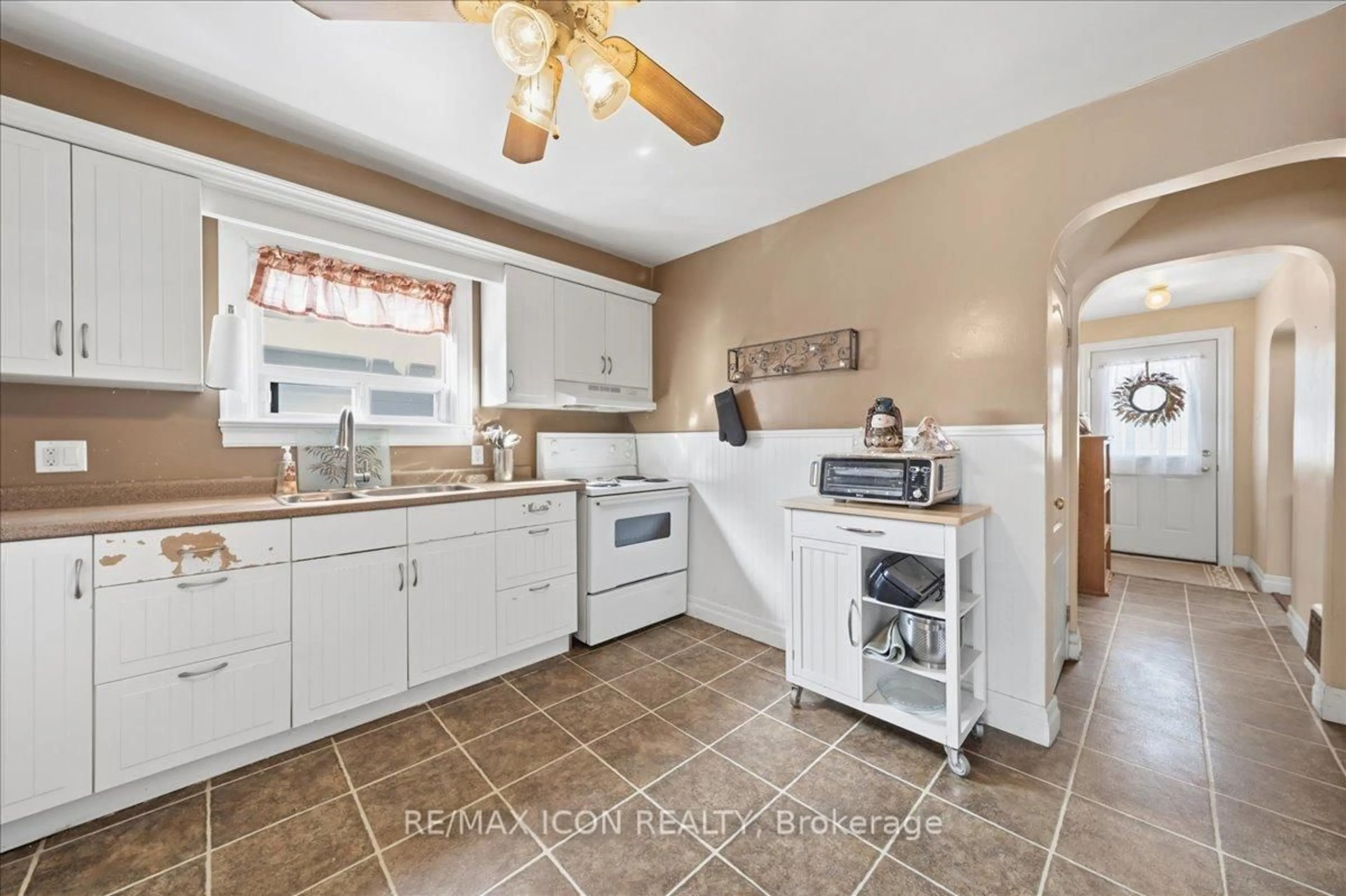 Unknown for 547 Wellington St, Kitchener Ontario N2H 5L6