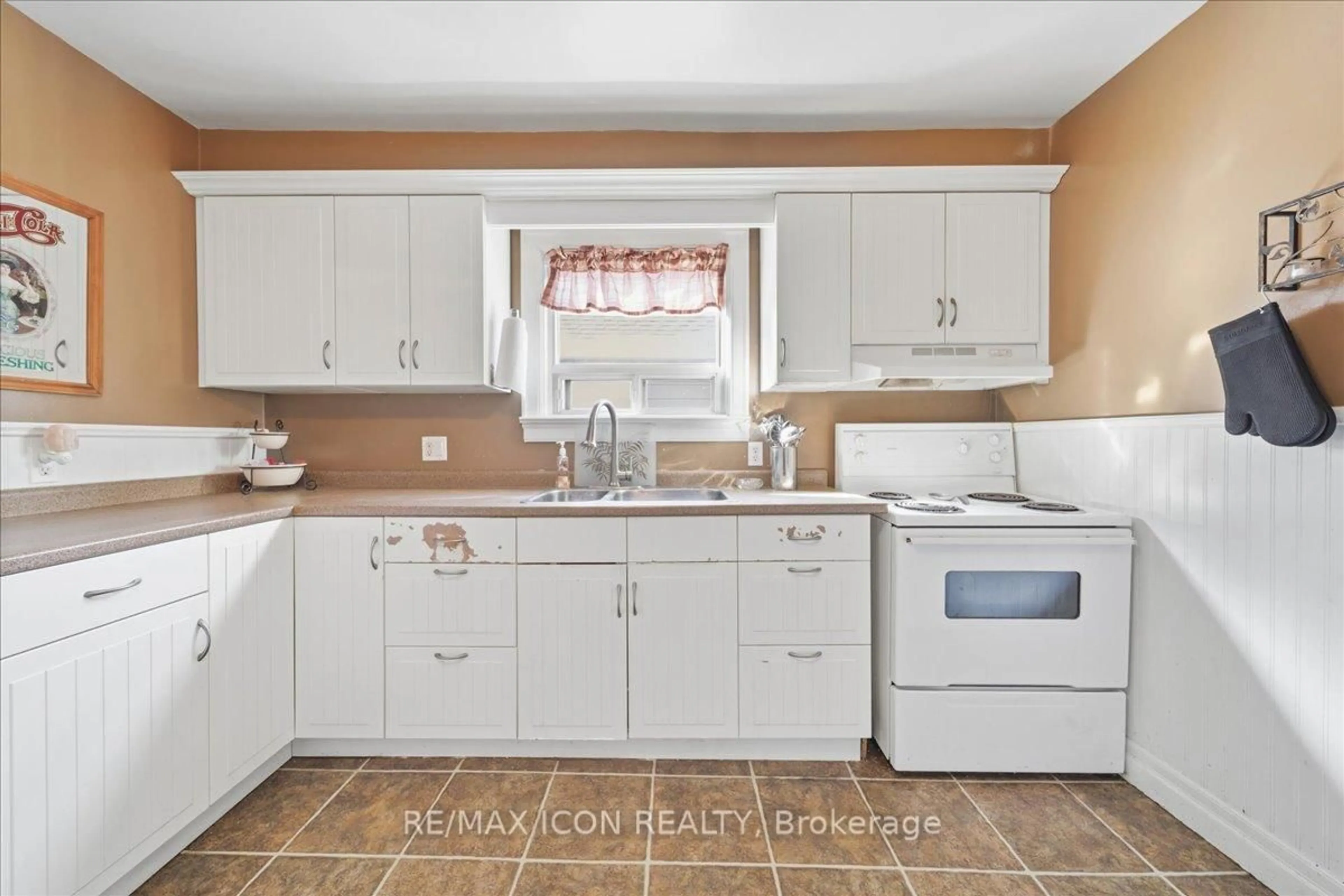 Standard kitchen, ceramic/tile floor for 547 Wellington St, Kitchener Ontario N2H 5L6