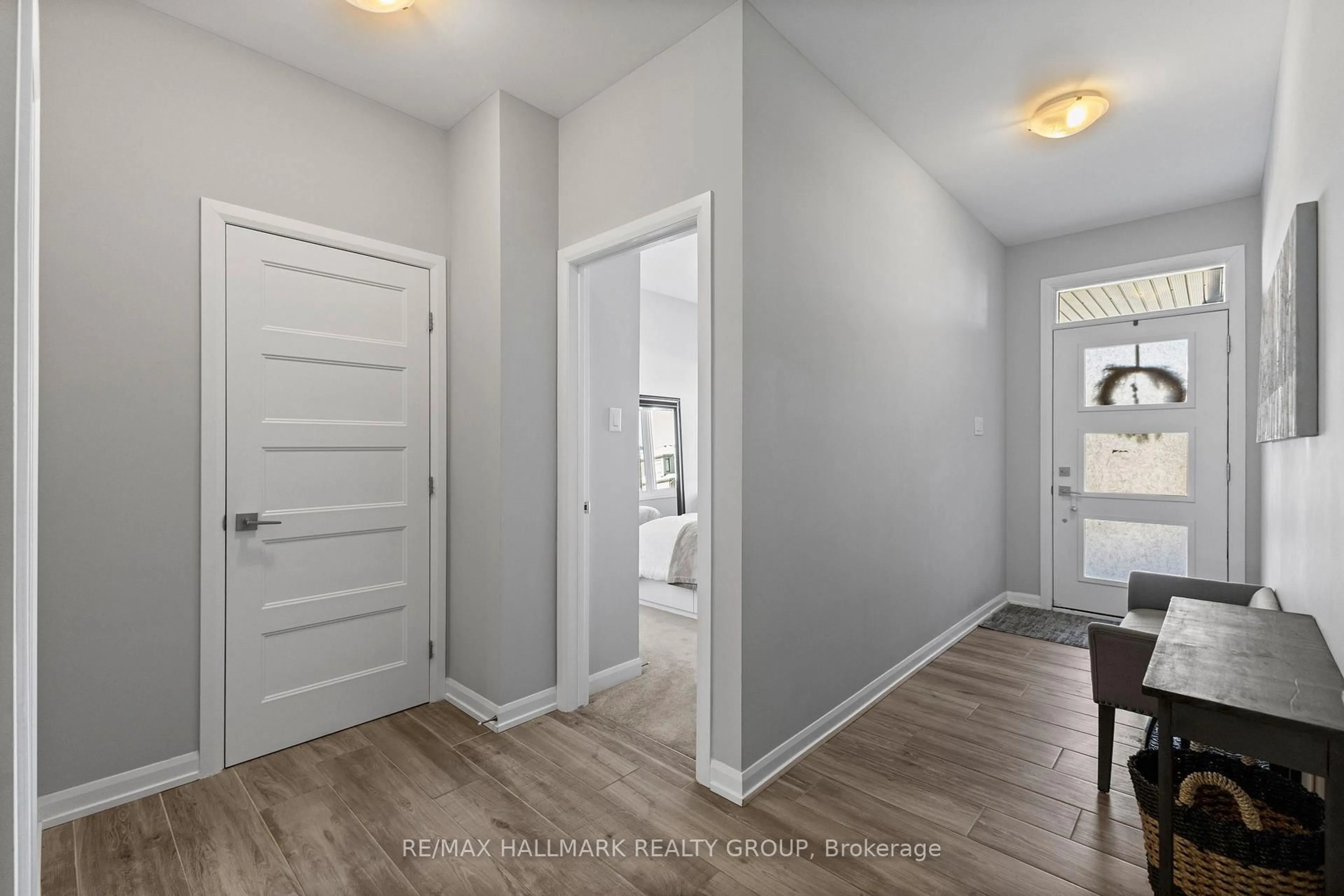 Indoor entryway for 433 Sterling Ave, Clarence-Rockland Ontario K4K 0M5