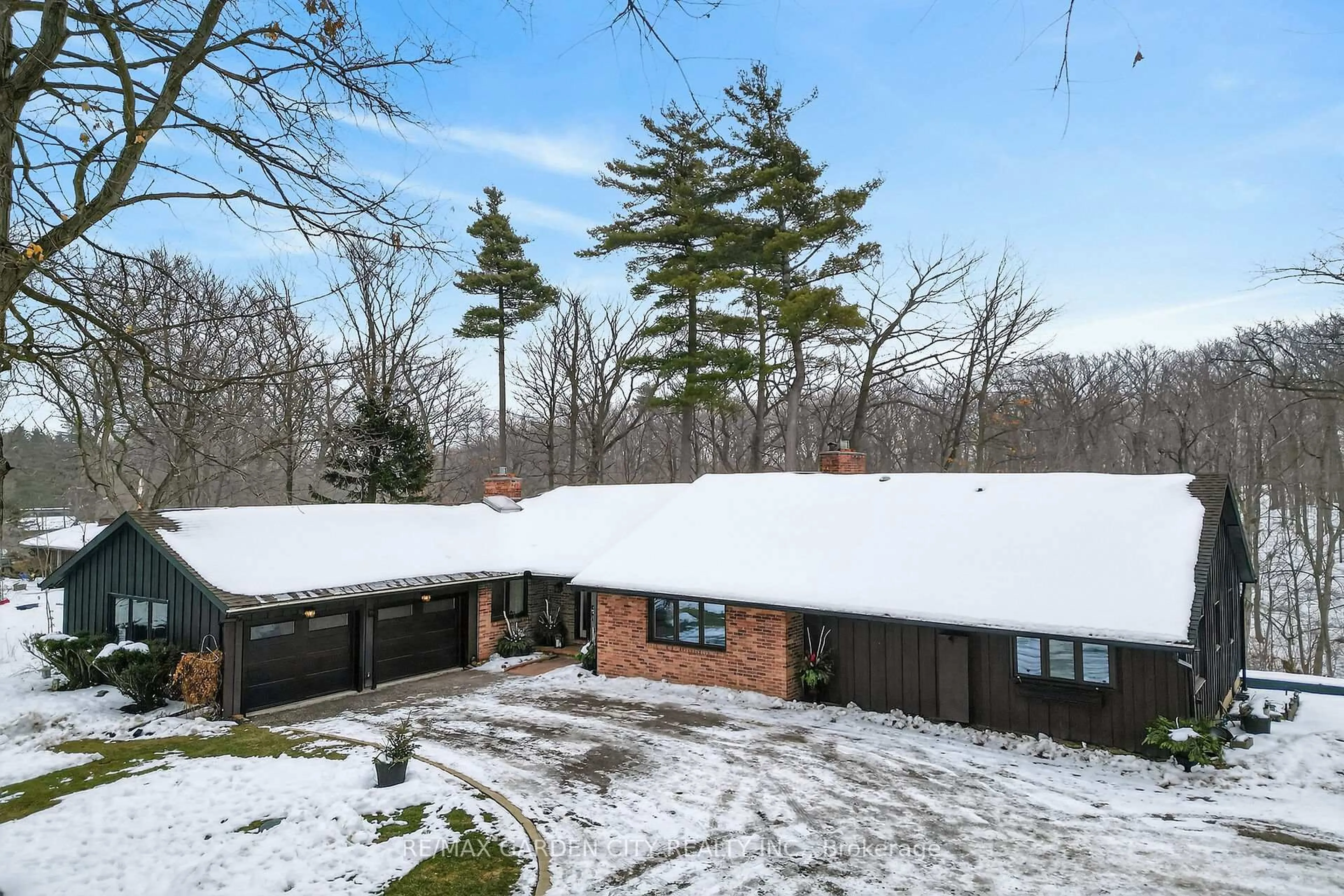 A pic from outside/outdoor area/front of a property/back of a property/a pic from drone, unknown for 51 Park Rd, Grimsby Ontario L3M 4E7