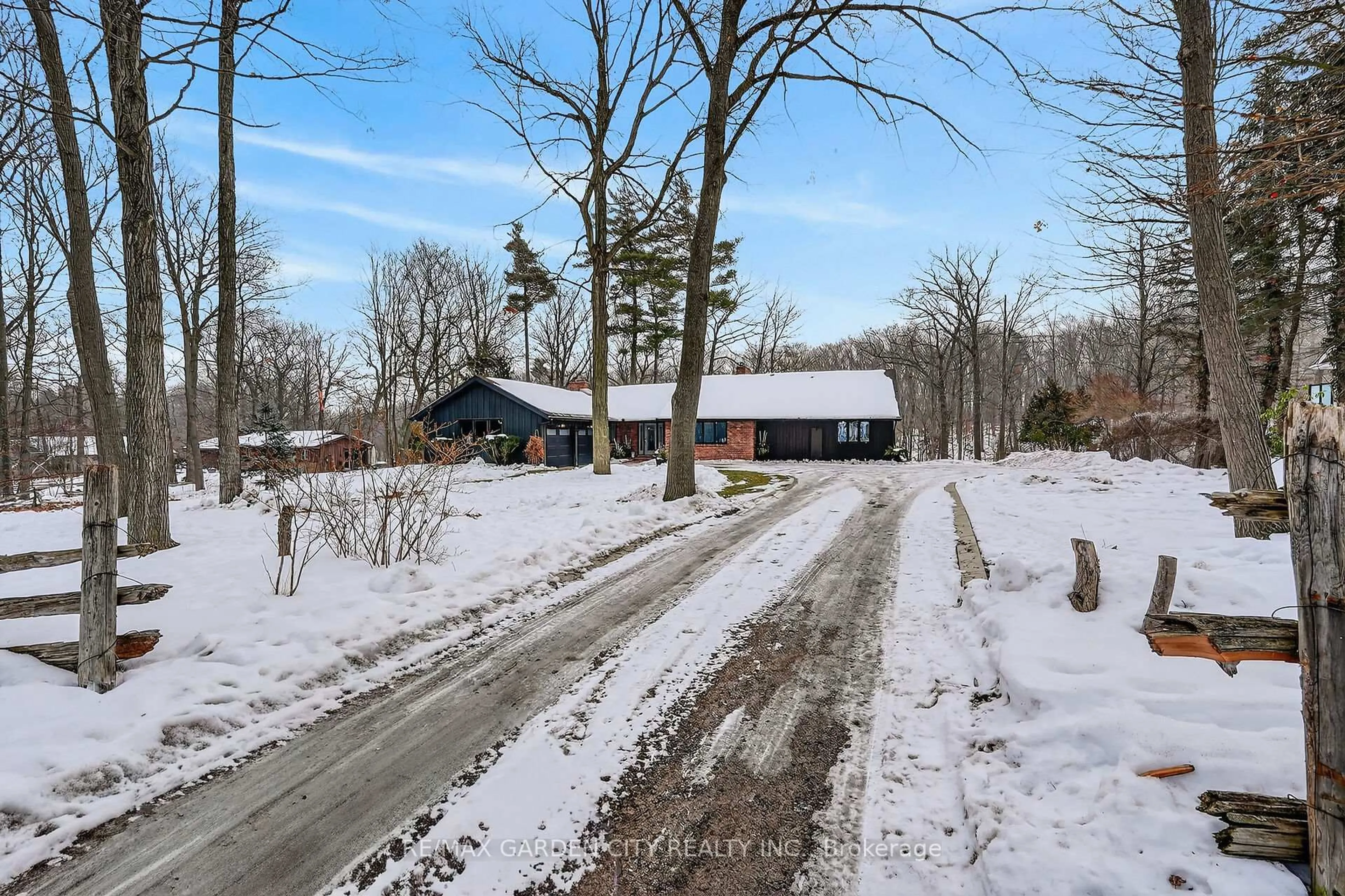 A pic from outside/outdoor area/front of a property/back of a property/a pic from drone, street for 51 Park Rd, Grimsby Ontario L3M 4E7