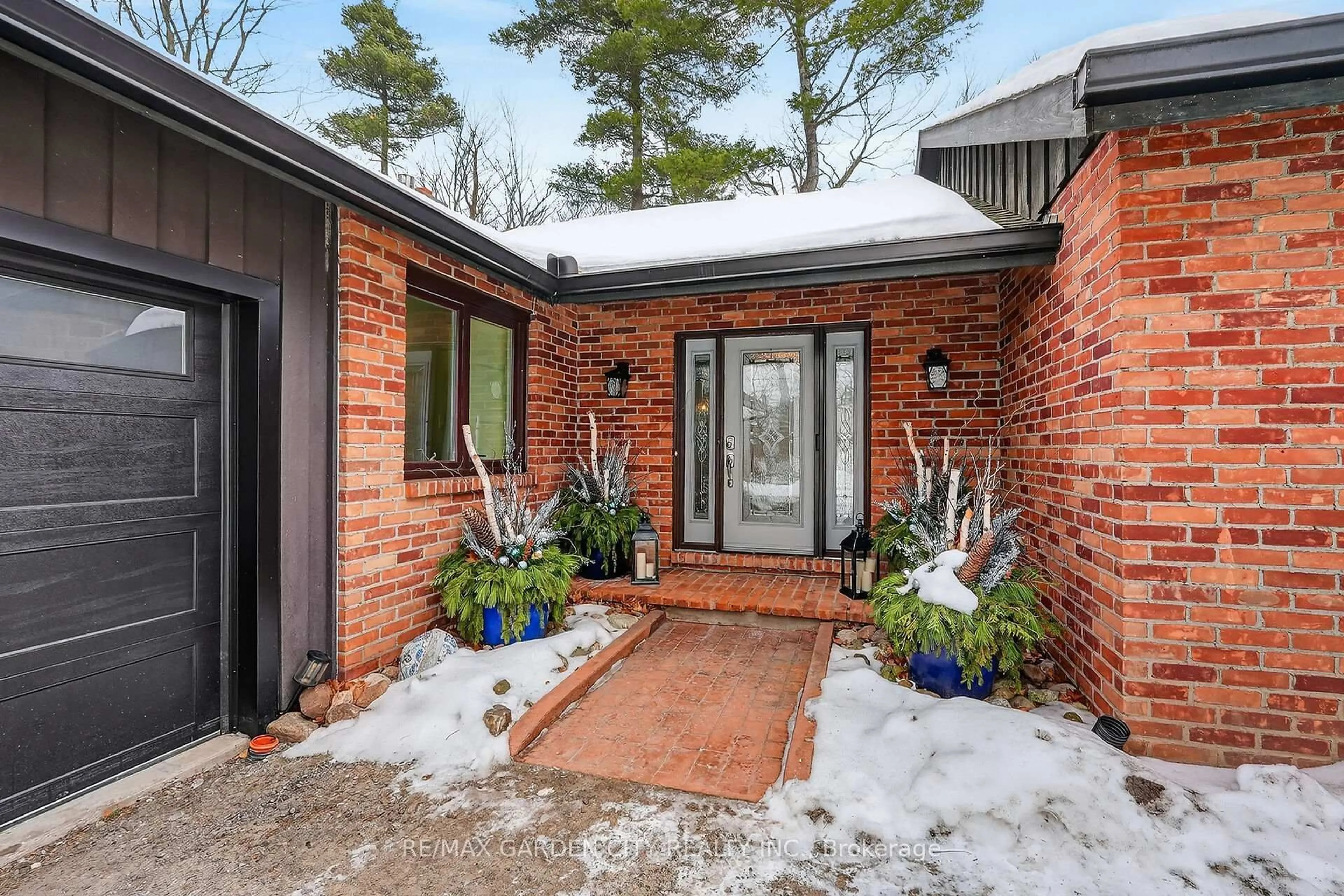 Home with brick exterior material, street for 51 Park Rd, Grimsby Ontario L3M 4E7