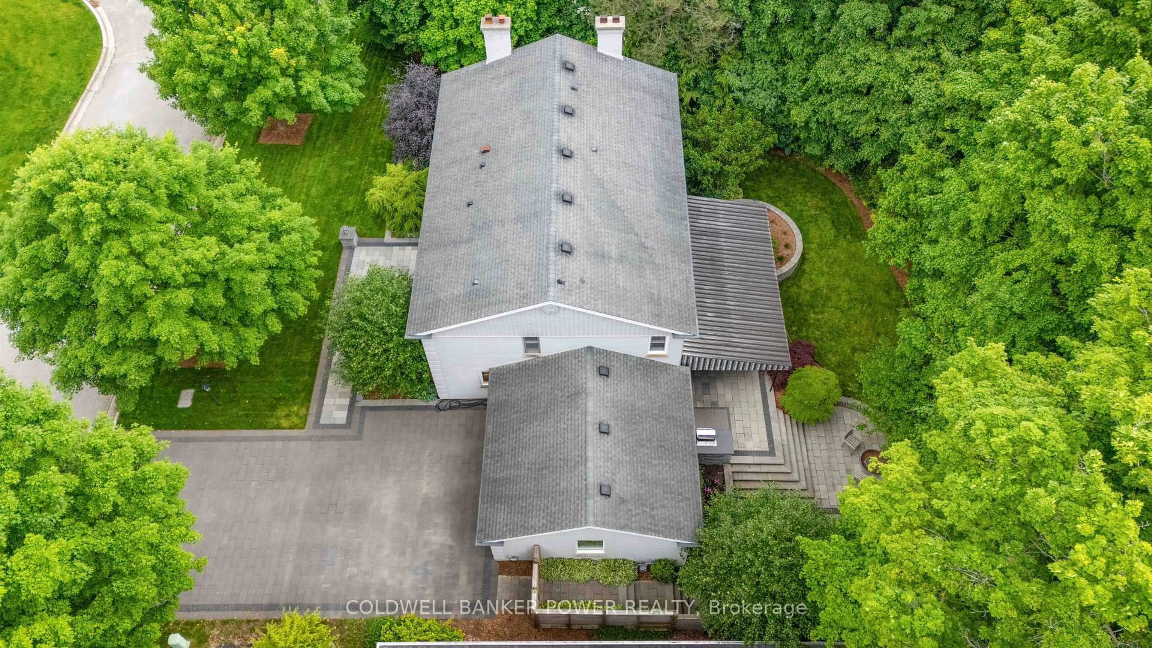 A pic from outside/outdoor area/front of a property/back of a property/a pic from drone, building for 4 Linksgate Rd, London North Ontario N6G 2A7