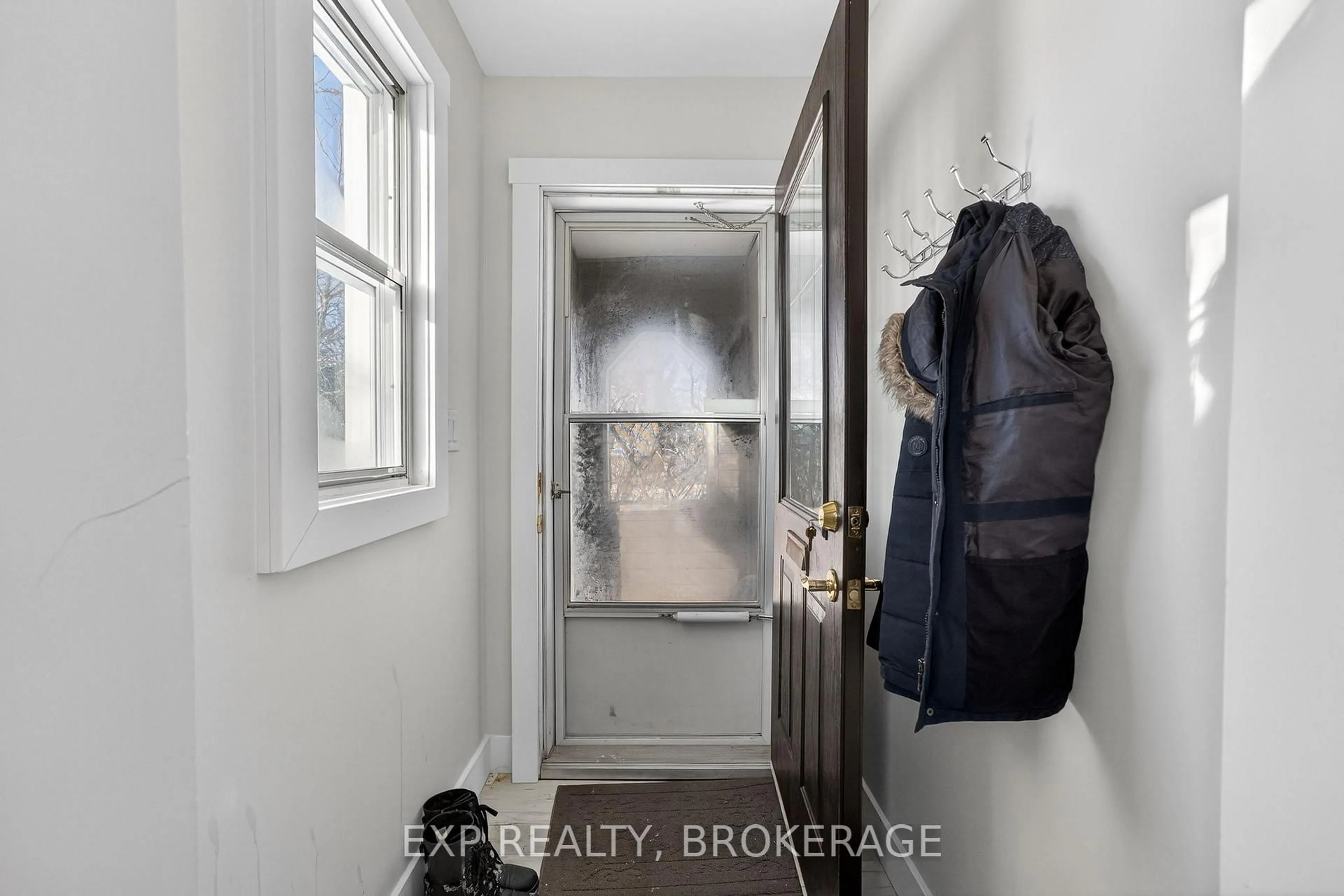 Indoor entryway for 19 Scott St, Kingston Ontario K7L 1L3