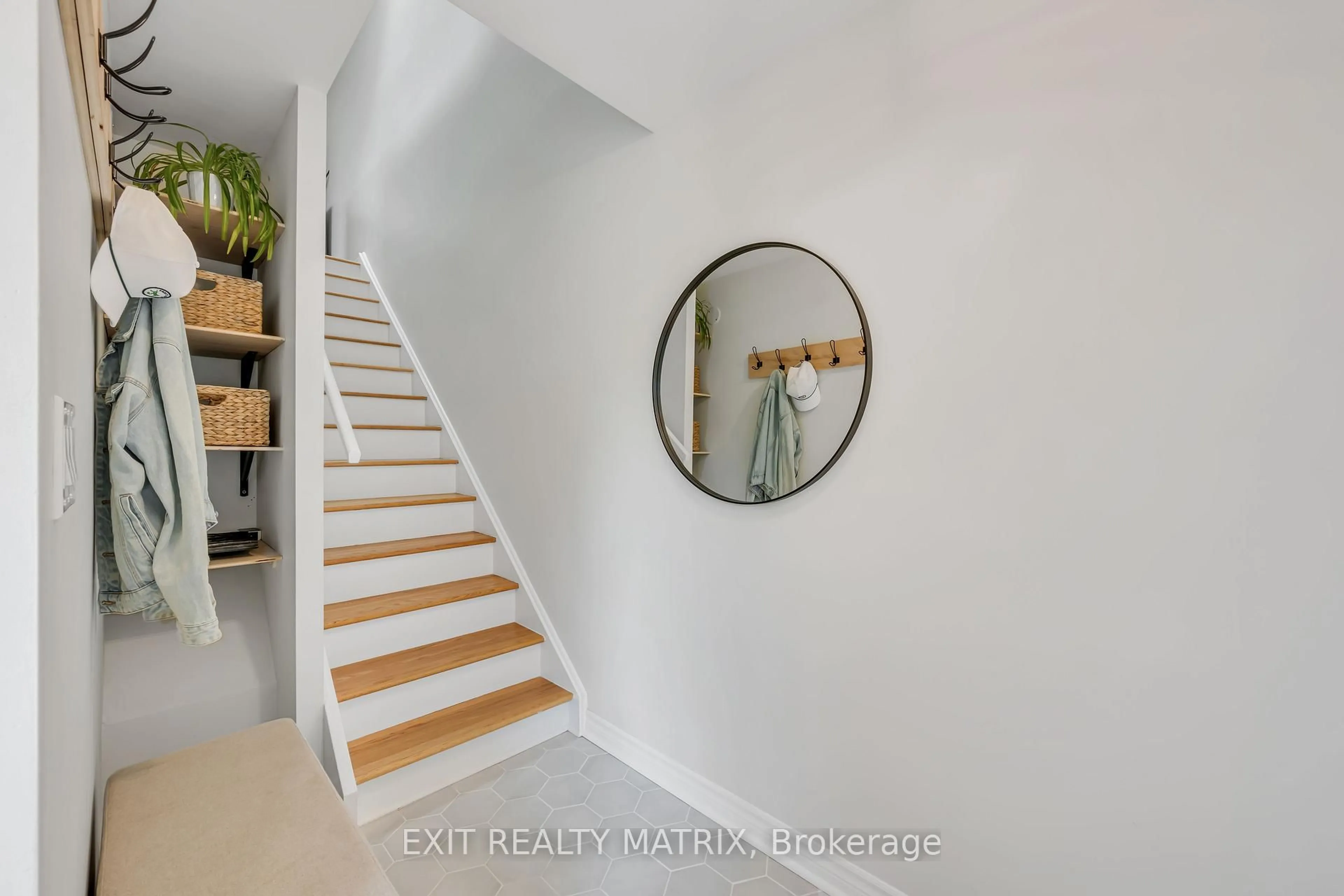 Indoor entryway for 177 Hawthorne Ave, Ottawa Ontario K1S 0B4