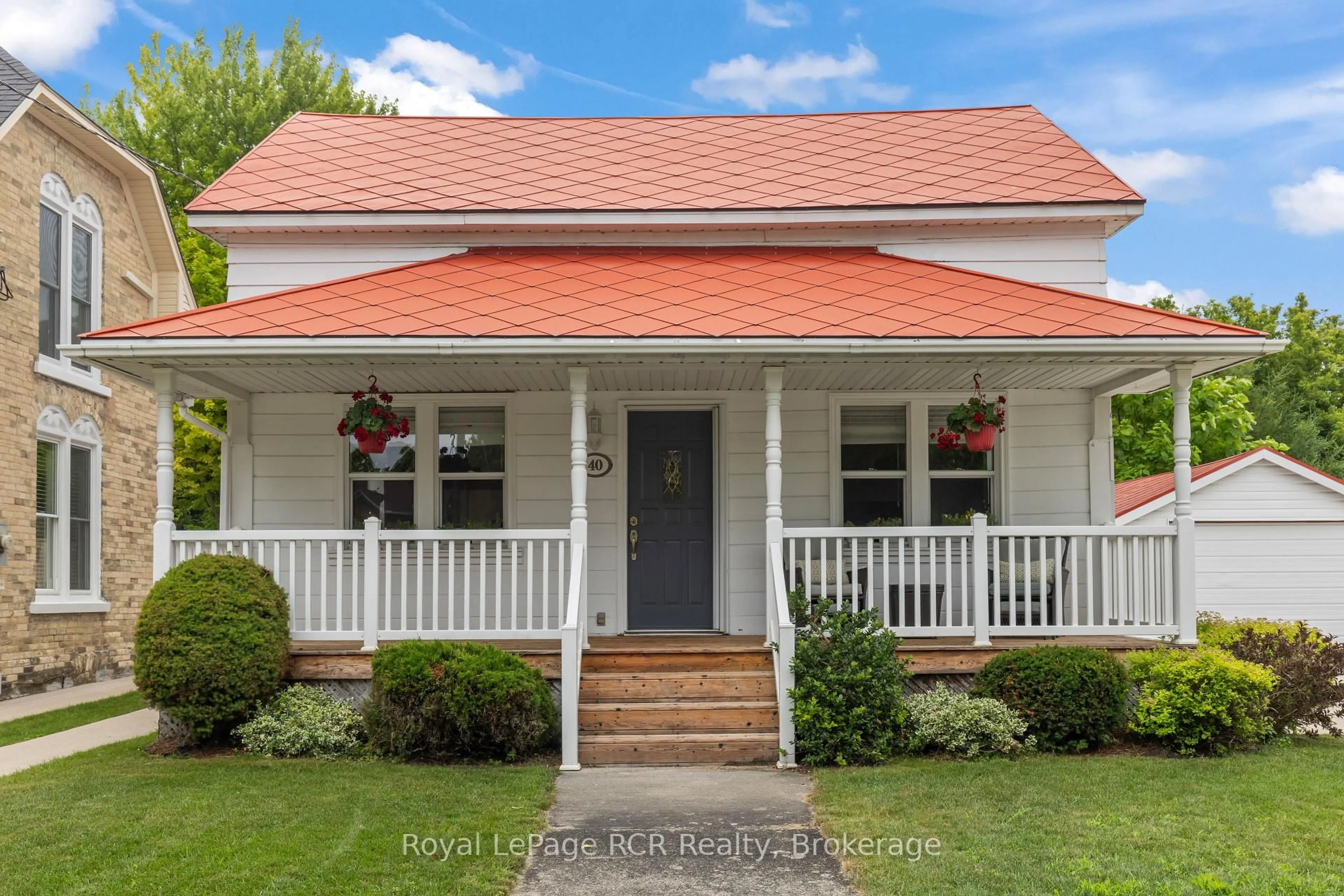 Home with vinyl exterior material, street for 40 Grosvenor St, Saugeen Shores Ontario N0H 2L0