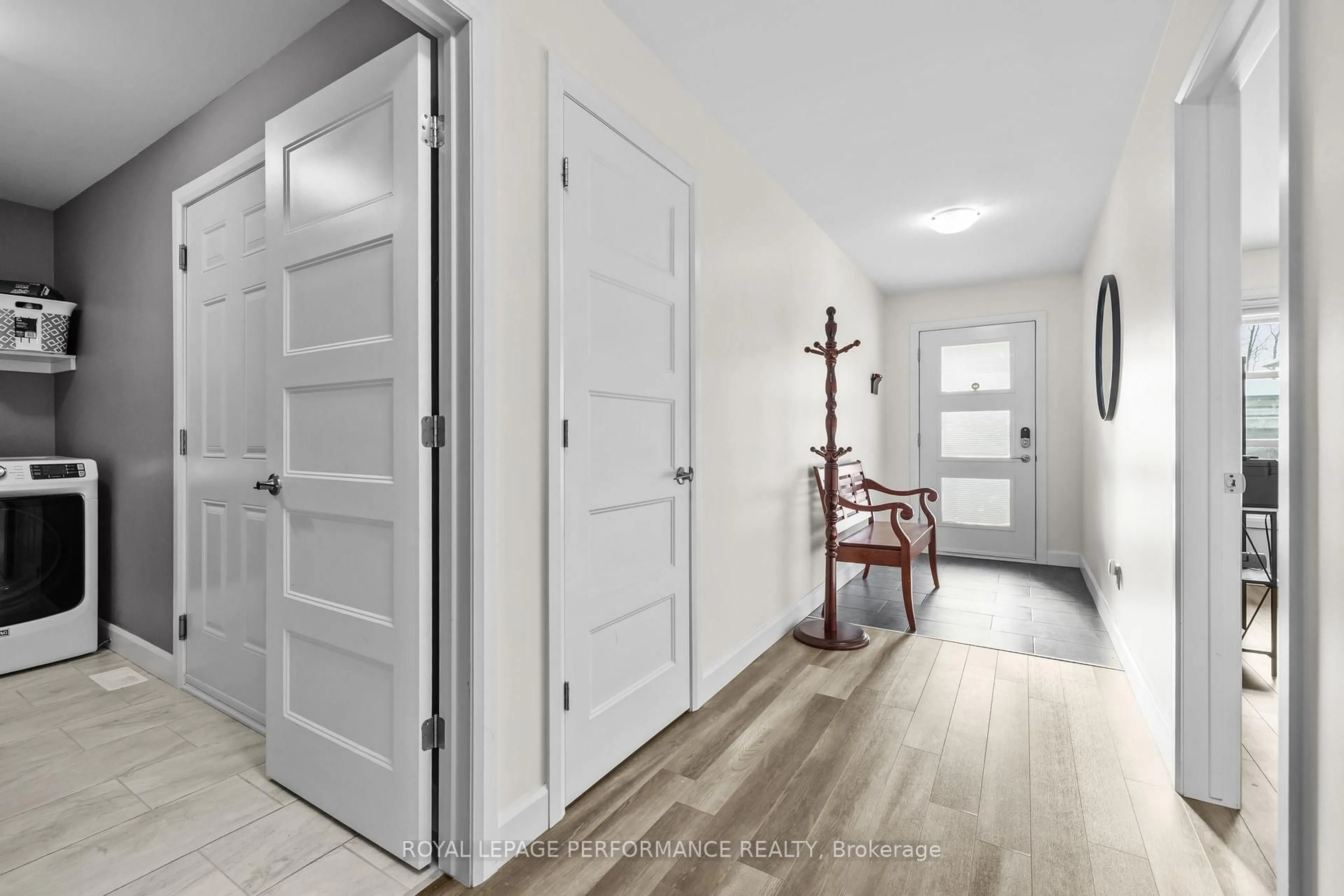 Indoor entryway for 336 Moisson St, Russell Ontario K0A 1W0