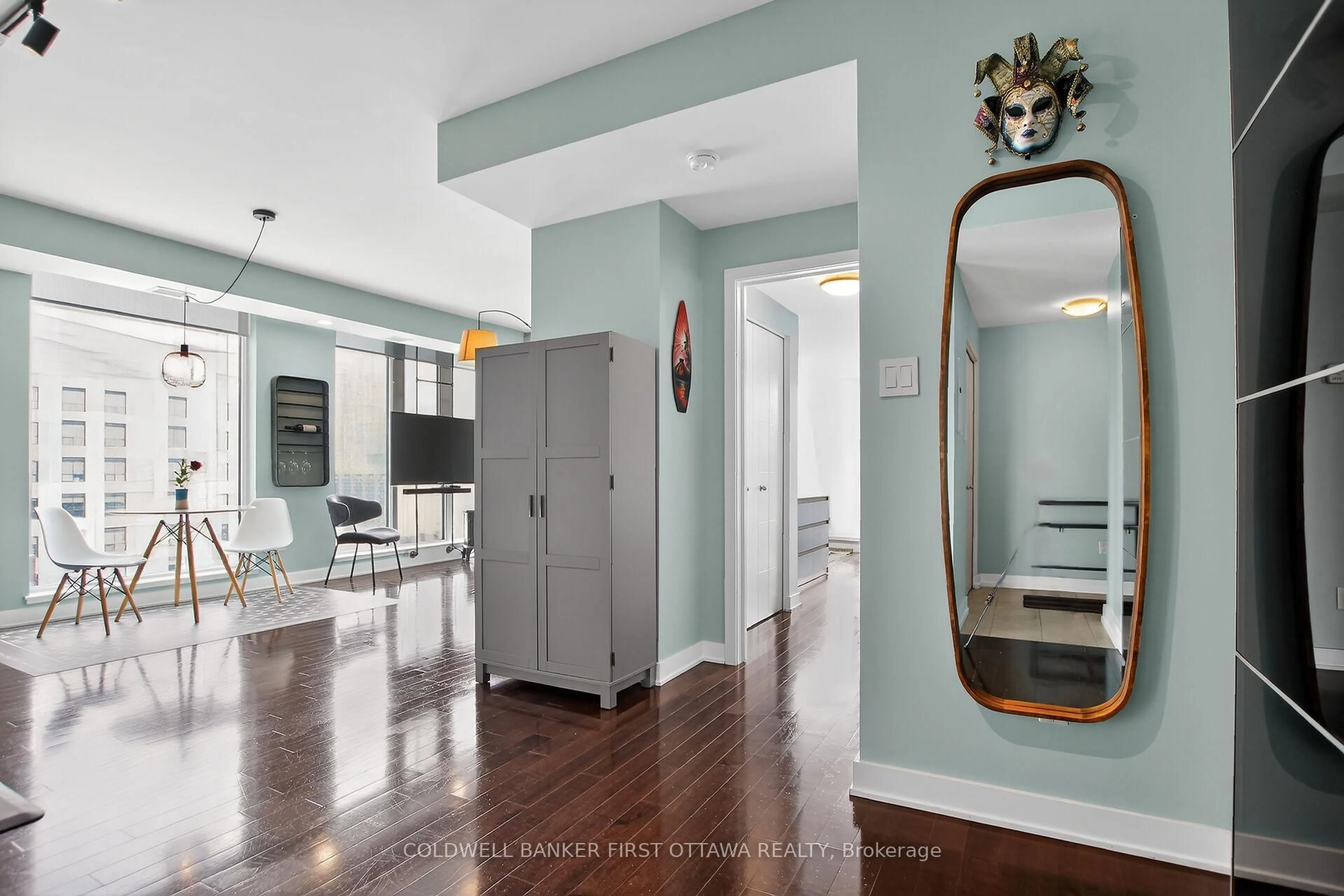 Indoor entryway for 179 Metcalfe St #806, Ottawa Ontario K2P 1P7